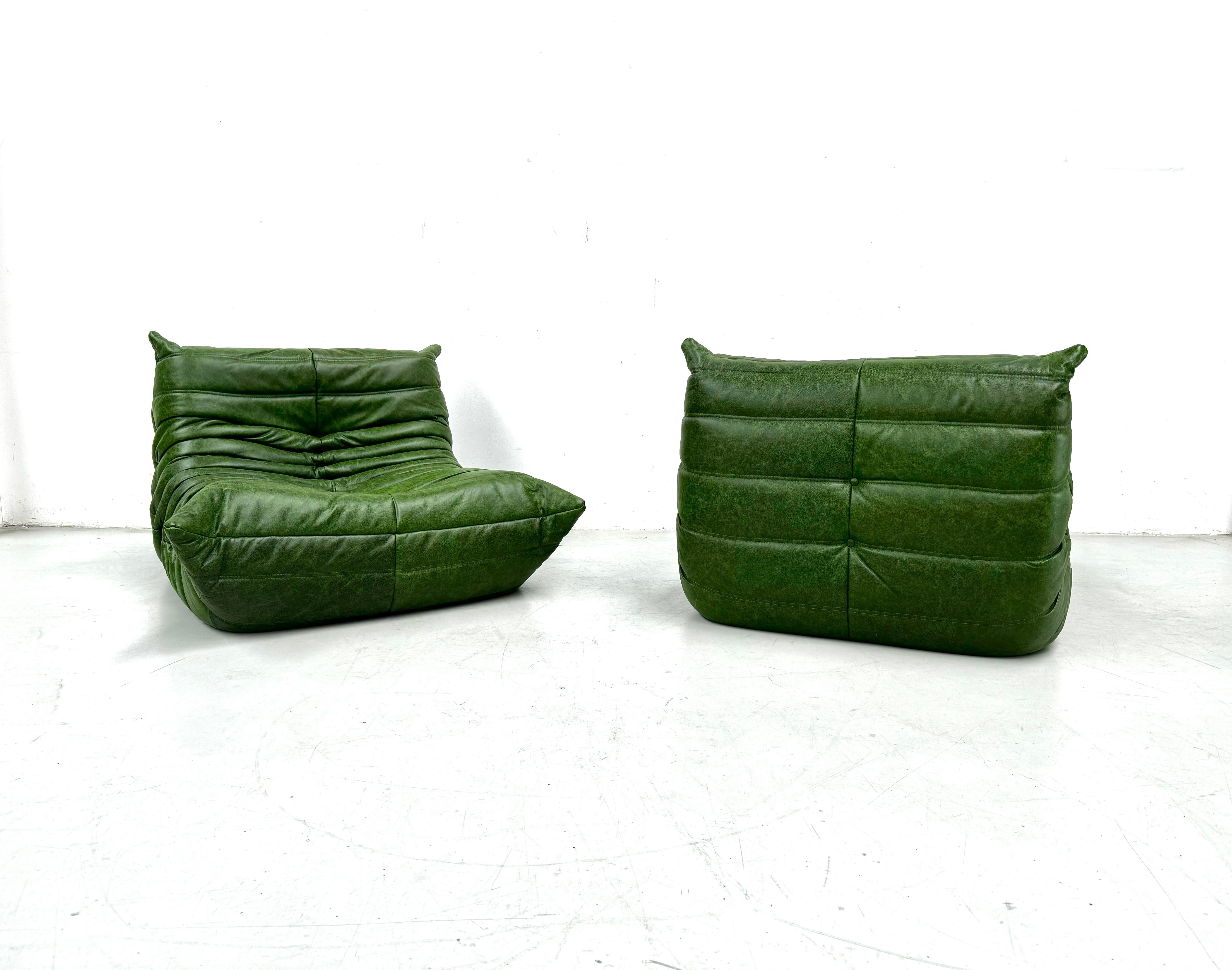 Set of 2 French Togo Chairs in Green Leather by M. Ducaroy for Ligne Roset. 3