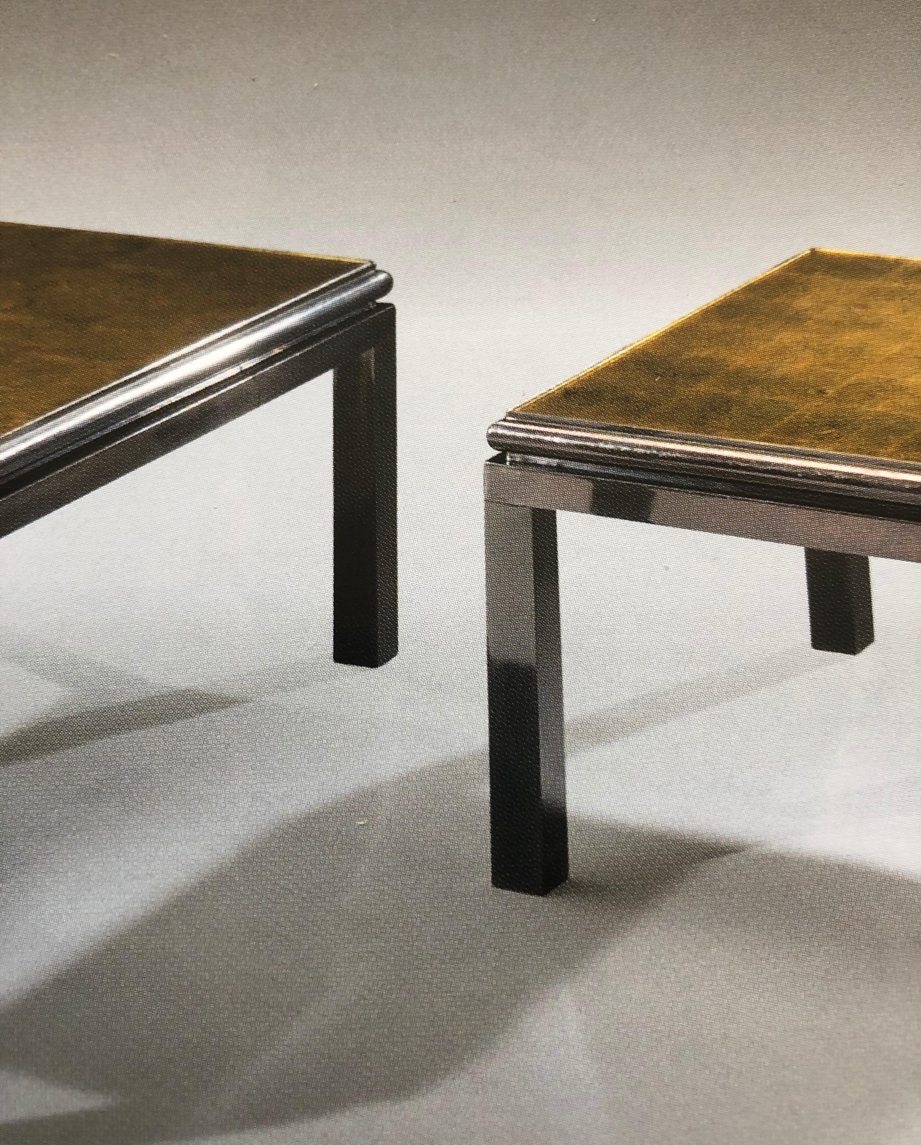 Émaillé Ensemble de 2 tables basses en Verre Églomisé par Guy Lefevre pour Maison Jansen en vente