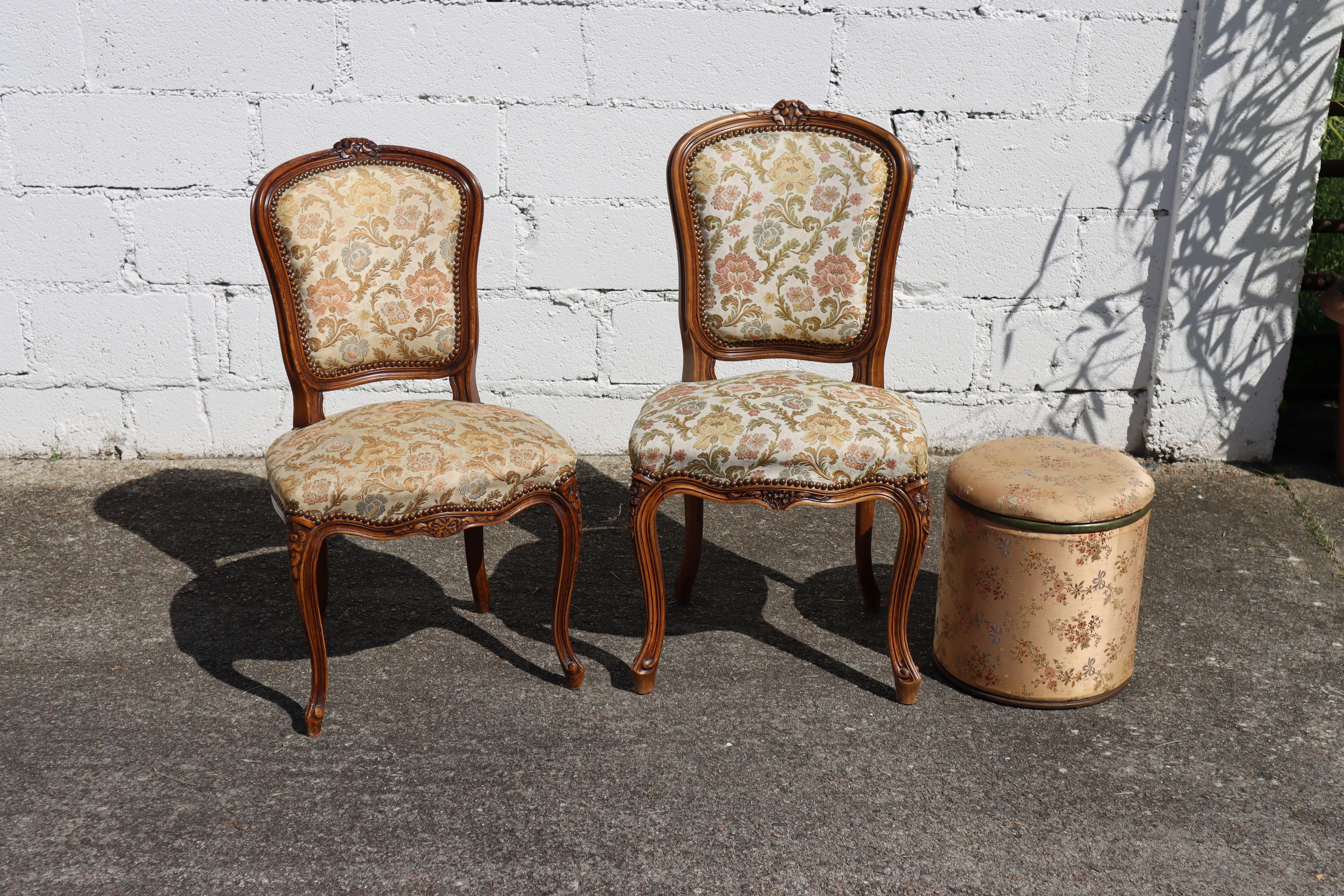 French Set of 2 Louis XV Style Dining Chairs Lounge Chairs made in the Mid- Century by a french Cabinet maker

Elegantly sculpted backs and seats with carved leaf detailing and raised, fine cabriole legs.

Upholstery in soft colors with floral