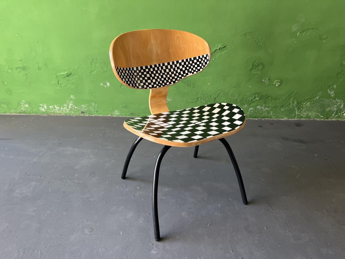 Ensemble de 2 chaises de Disco à Disco de Markus Friedrich Staab
Unique en son genre
Dimensions : 44 x 54 x 77 cm : D 44 x L 54 x H 77 cm.
MATERIAL : Bois, laque, peinture.

Chaises Ikea Hansen des années 80 contemporaines, peintes à la main,