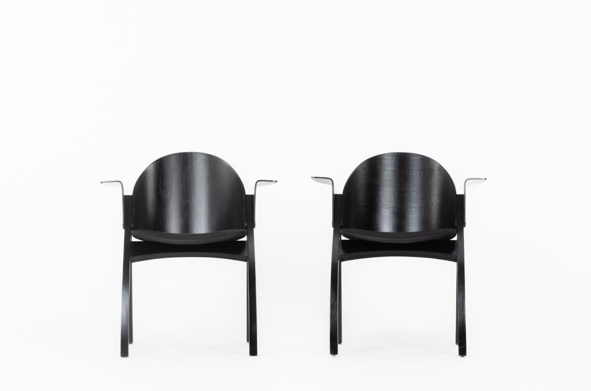Ensemble de 2 fauteuils modèle Galateo conçu par Pascal Mourgue pour Scarabat dans les années 80.
Structure à 4 pieds, dossier et accoudoir en hêtre laqué noir.
Siège en mousse recouvert d'un cuir noir