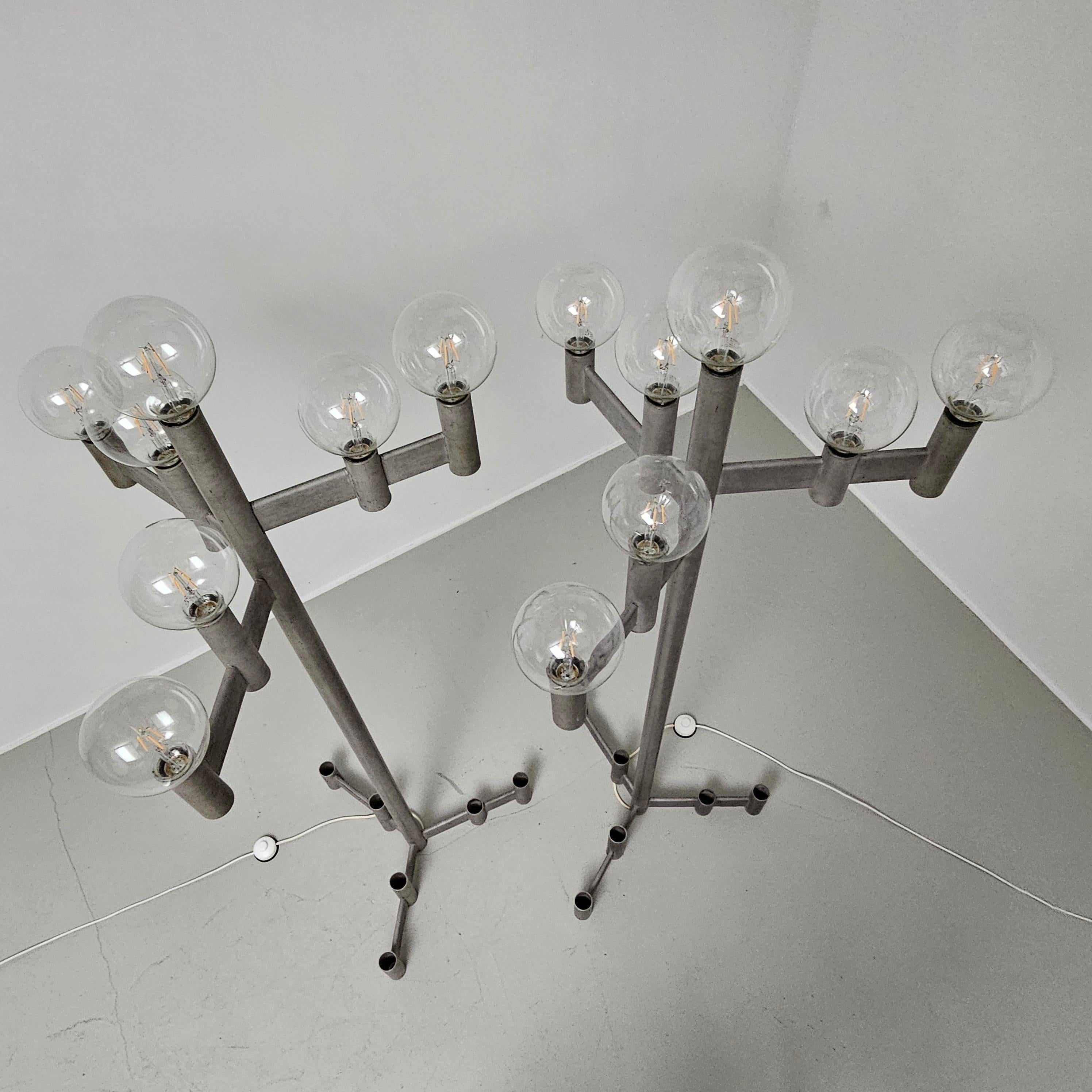 Set of 2 galvanized Brutalist floor lamps For Sale 5
