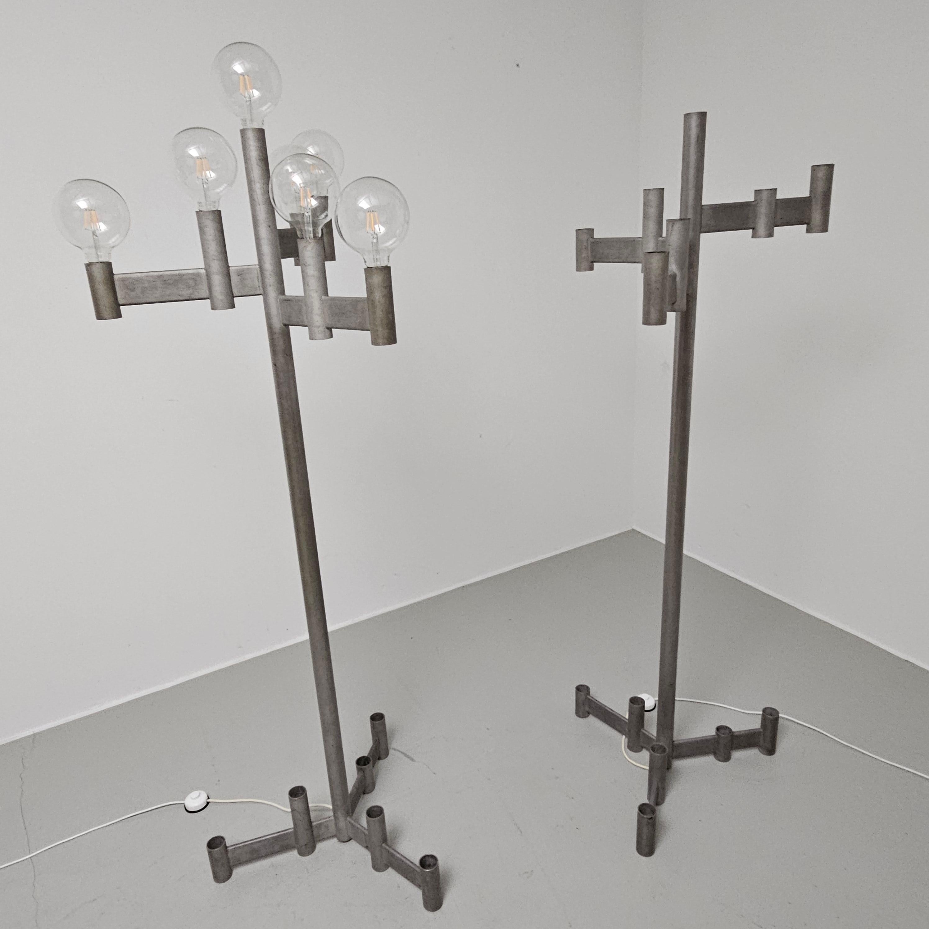 Set of 2 galvanized Brutalist floor lamps For Sale 7
