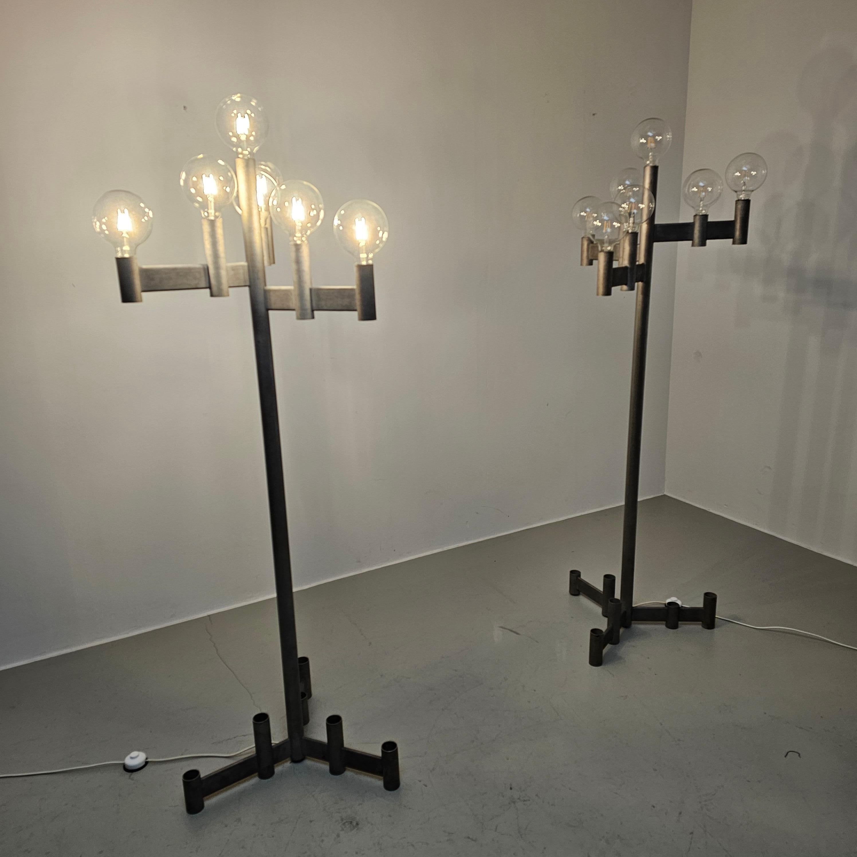 Set of 2 galvanized metal floor lamps. Brutalist style. These lamps were part of a church interior.
The lamps are made of hollow metal galvanized pipes.
The lamps used for the picture are 470 lumen each.

Both lamps are checked and rewired. Please