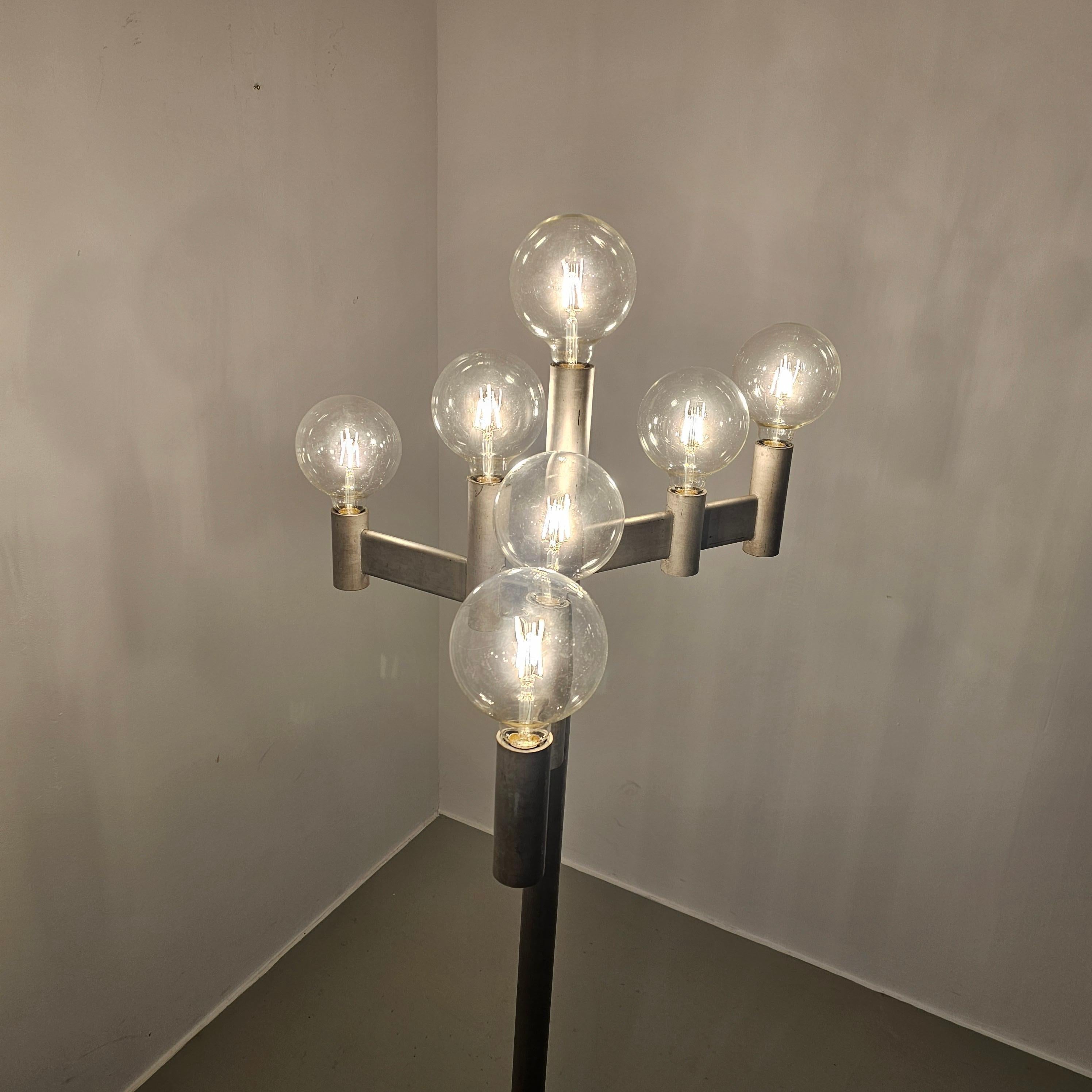 Set of 2 galvanized Brutalist floor lamps In Good Condition For Sale In TILBURG, NL