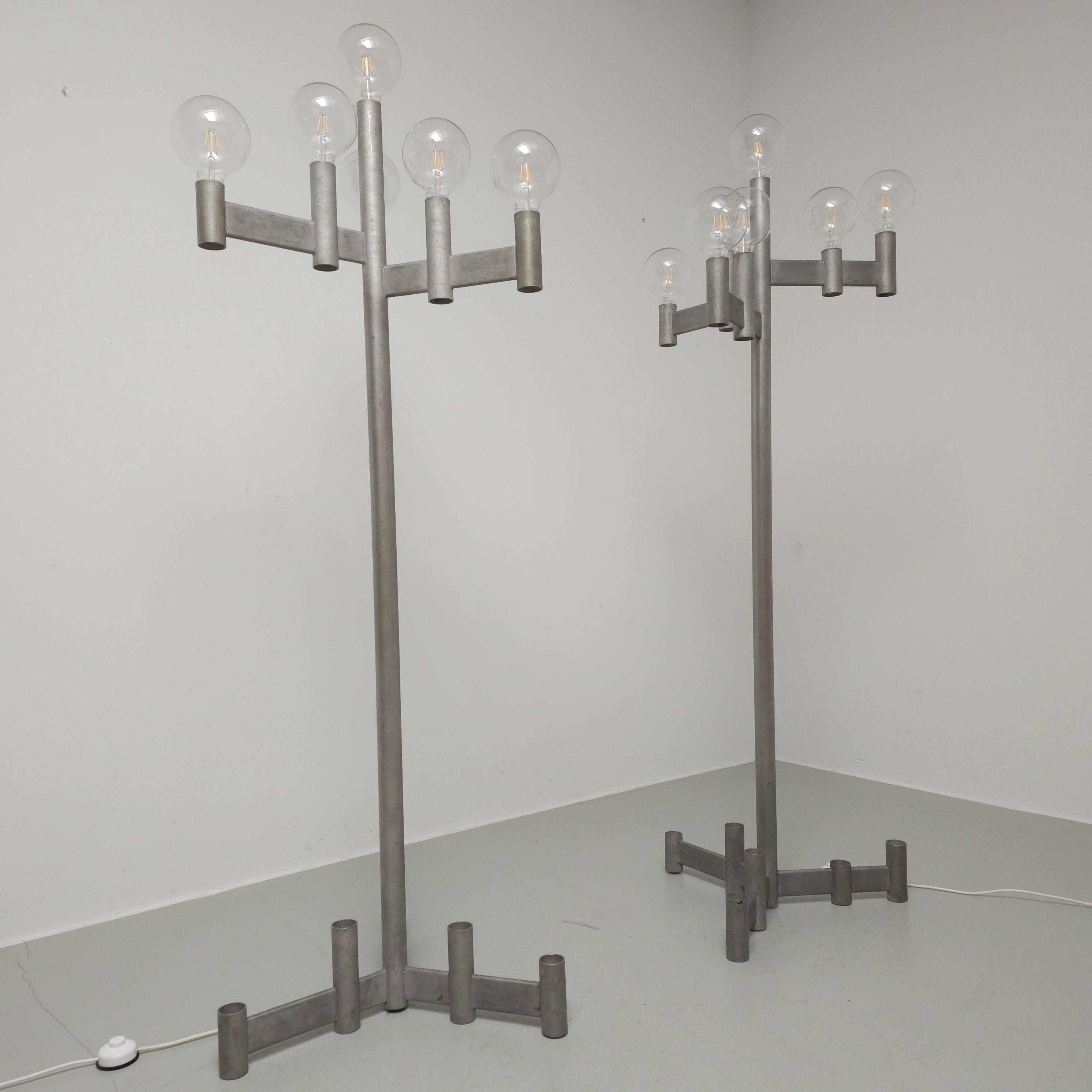20ième siècle Ensemble de 2 lampadaires brutalistes galvanisés en vente