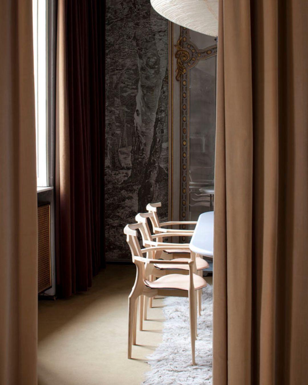 Moderne Ensemble de 2 chaises de salle à manger modèle Gaulino par Oscar Tusquets en frêne naturel, cuir  en vente