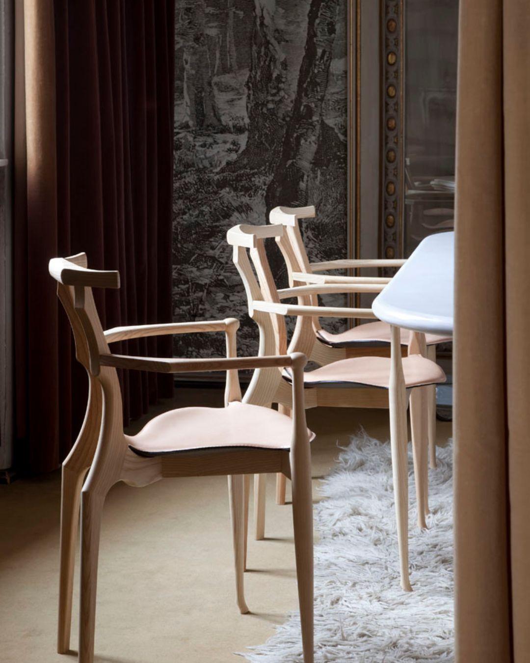 Espagnol Ensemble de 2 chaises de salle à manger modèle Gaulino par Oscar Tusquets en frêne naturel, cuir  en vente