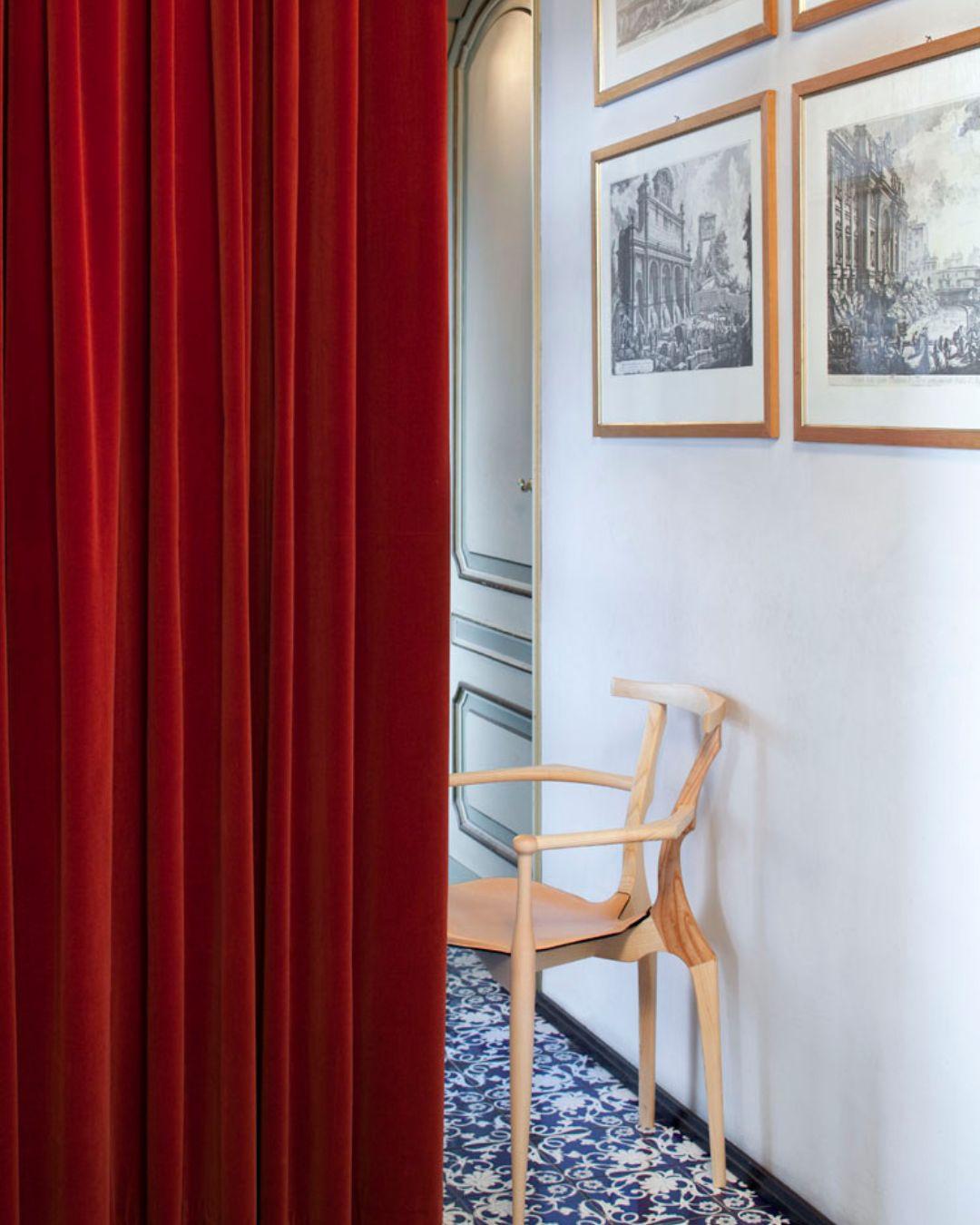 Verni Ensemble de 2 chaises de salle à manger modèle Gaulino par Oscar Tusquets en frêne naturel, cuir  en vente