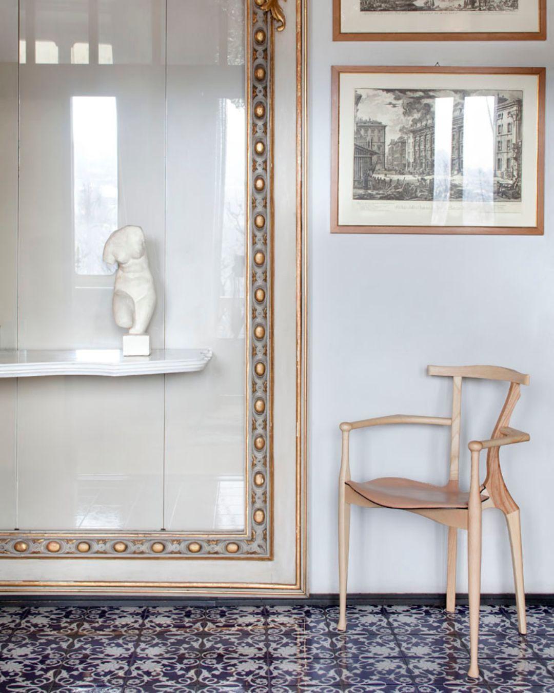 Ensemble de 2 chaises de salle à manger modèle Gaulino par Oscar Tusquets en frêne naturel, cuir  Neuf - En vente à Barcelona, ES