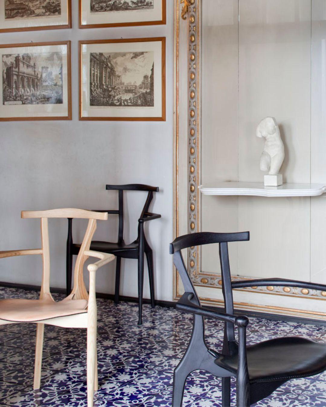XXIe siècle et contemporain Ensemble de 2 chaises de salle à manger modèle Gaulino par Oscar Tusquets en frêne naturel, cuir  en vente