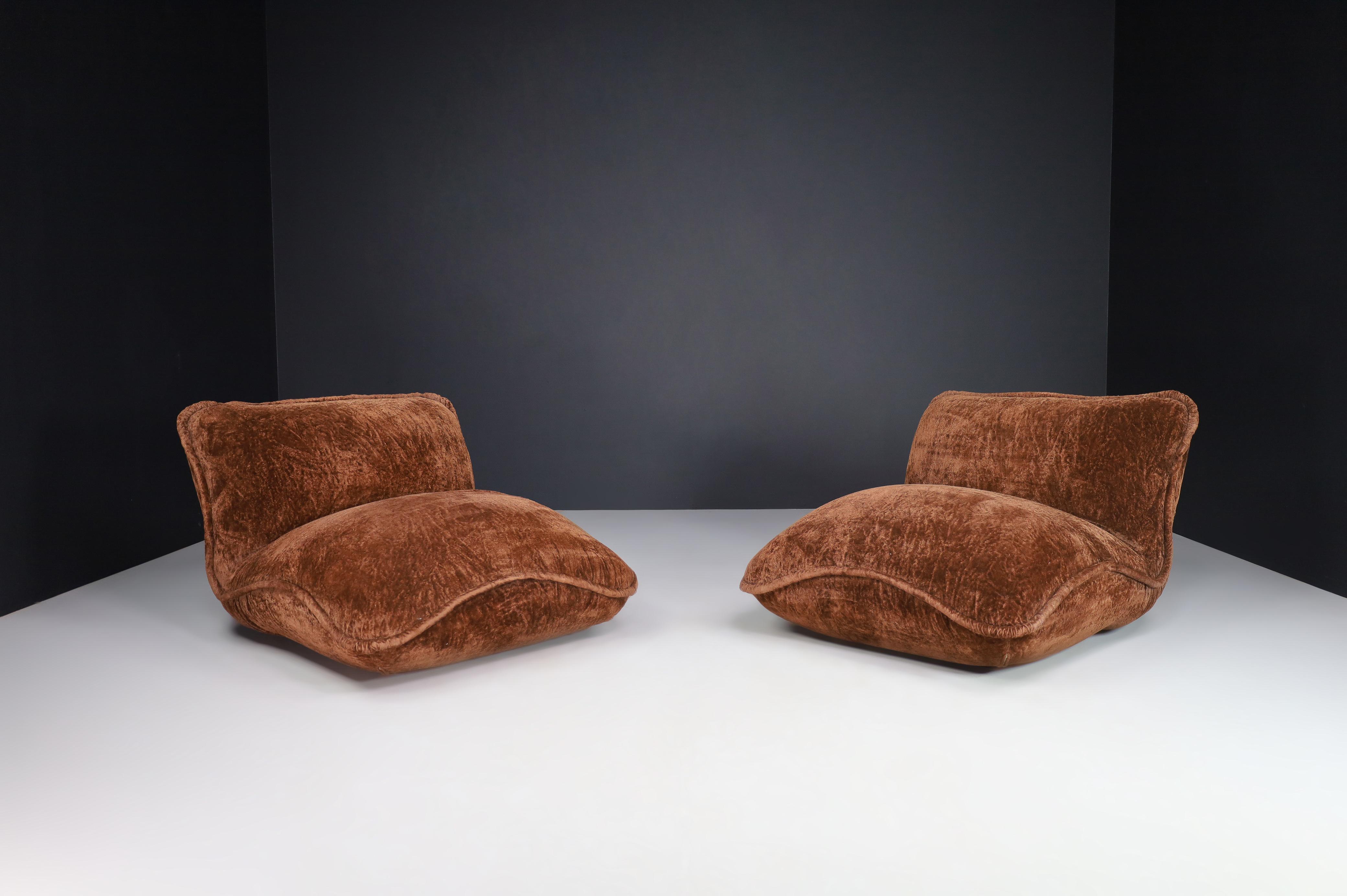 Set of 2 Gena Lounge chairs by Claudio Vagnoni for 1P Italy, 1969

Stunning set of model 'Gena' lounge chairs designed by Claudio Vagnoni for 1P Italy in 1969. The condition of the chairs is excellent, and they have never been separated. There are