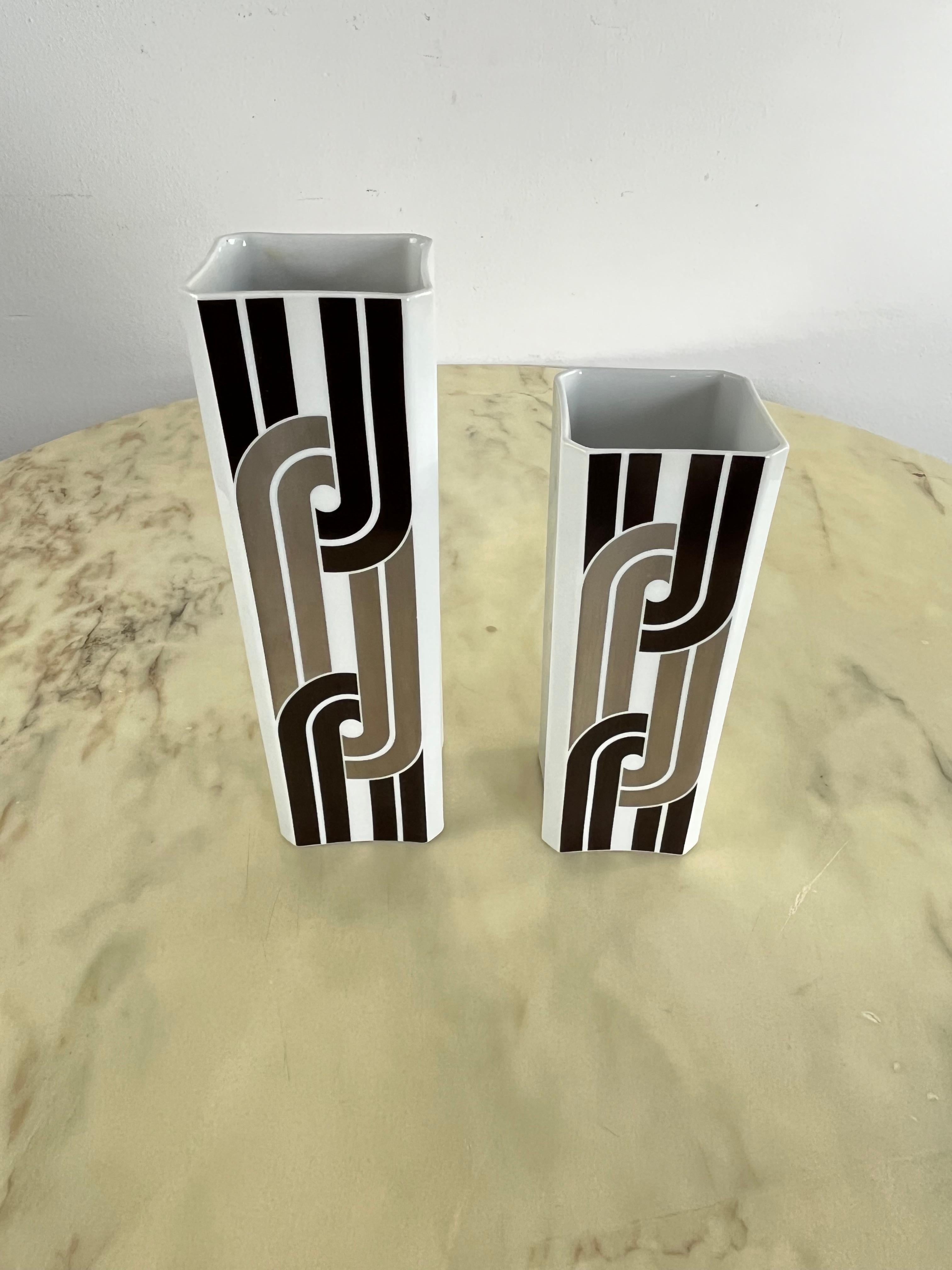 Set di 2 vasi in ceramica tedesca di Hermann Schwahn per Hutschenreuther anni '70
Condit e in più che buone condizioni, uno alto 31,5 cm e l'altro 25 cm.