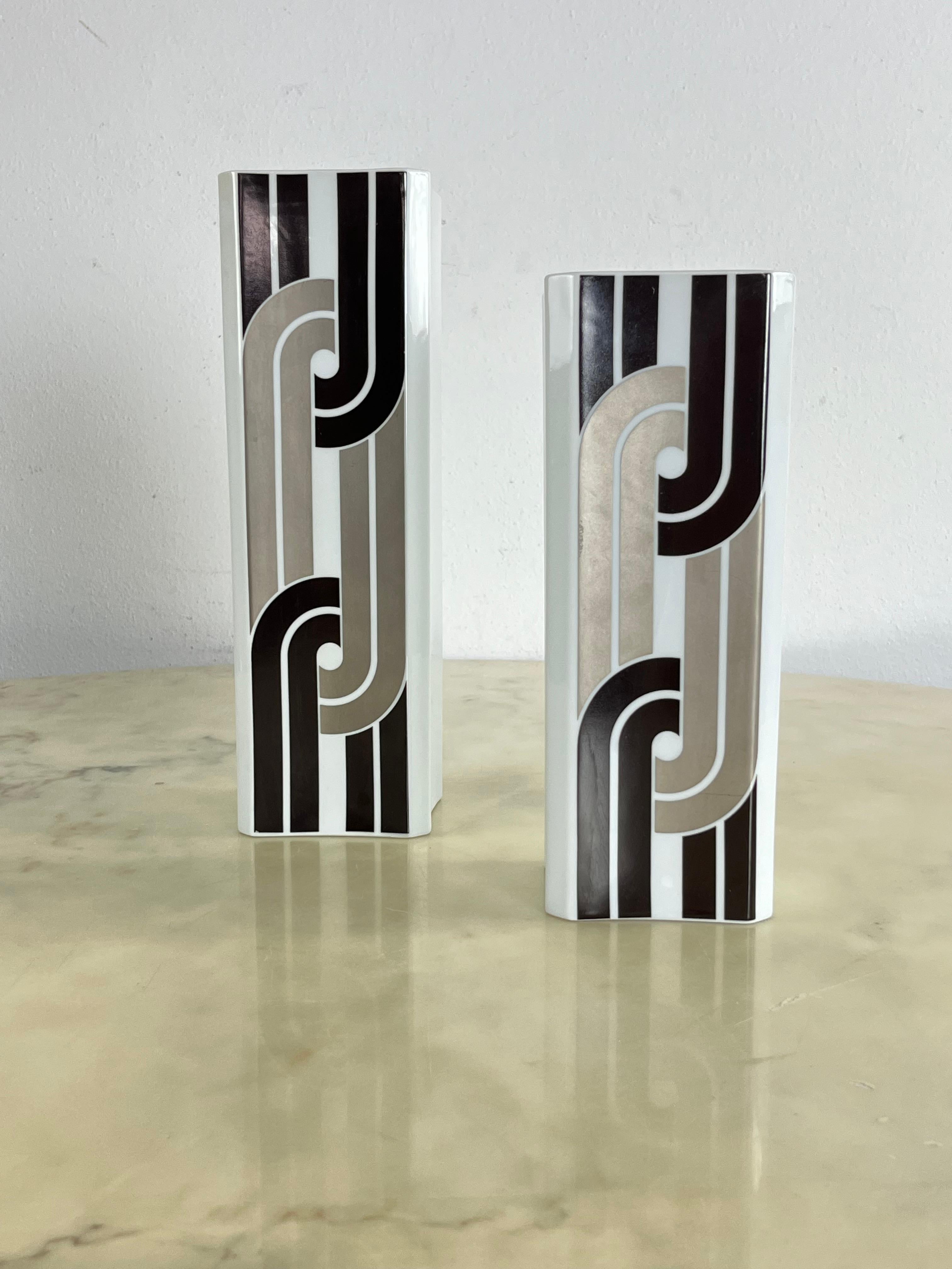 Fine XX secolo Set di 2 vasi in ceramica tedesca di Hermann Schwahn per Hutschenreuther degli anni '70 in vendita