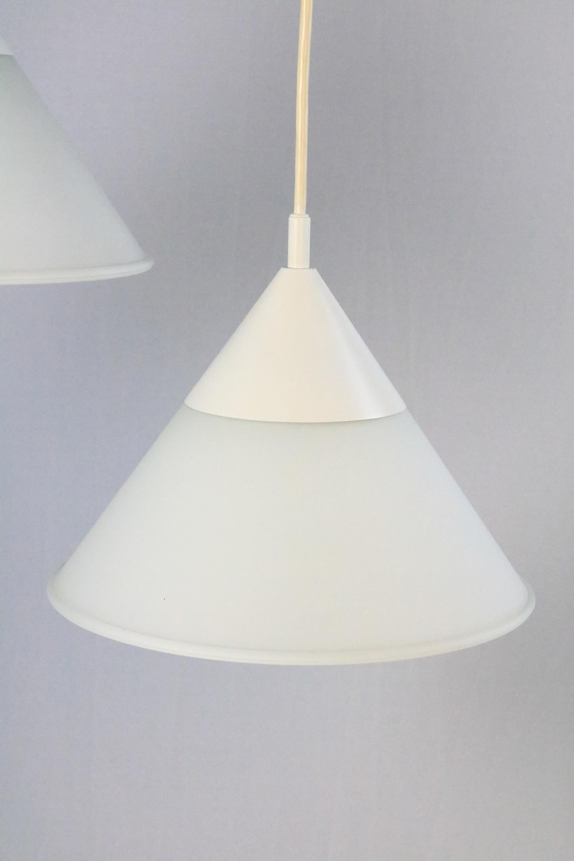 Un set di due lampade a sospensione a forma di imbuto.
Realizzato in vetro smerigliato spesso.
Produttore: Limburg

Altezza paralume: 22 / 8,66 pollici
Altezza totale: su richiesta
Larghezza del paralume: 30 cm / 11,8

Design classico e molto