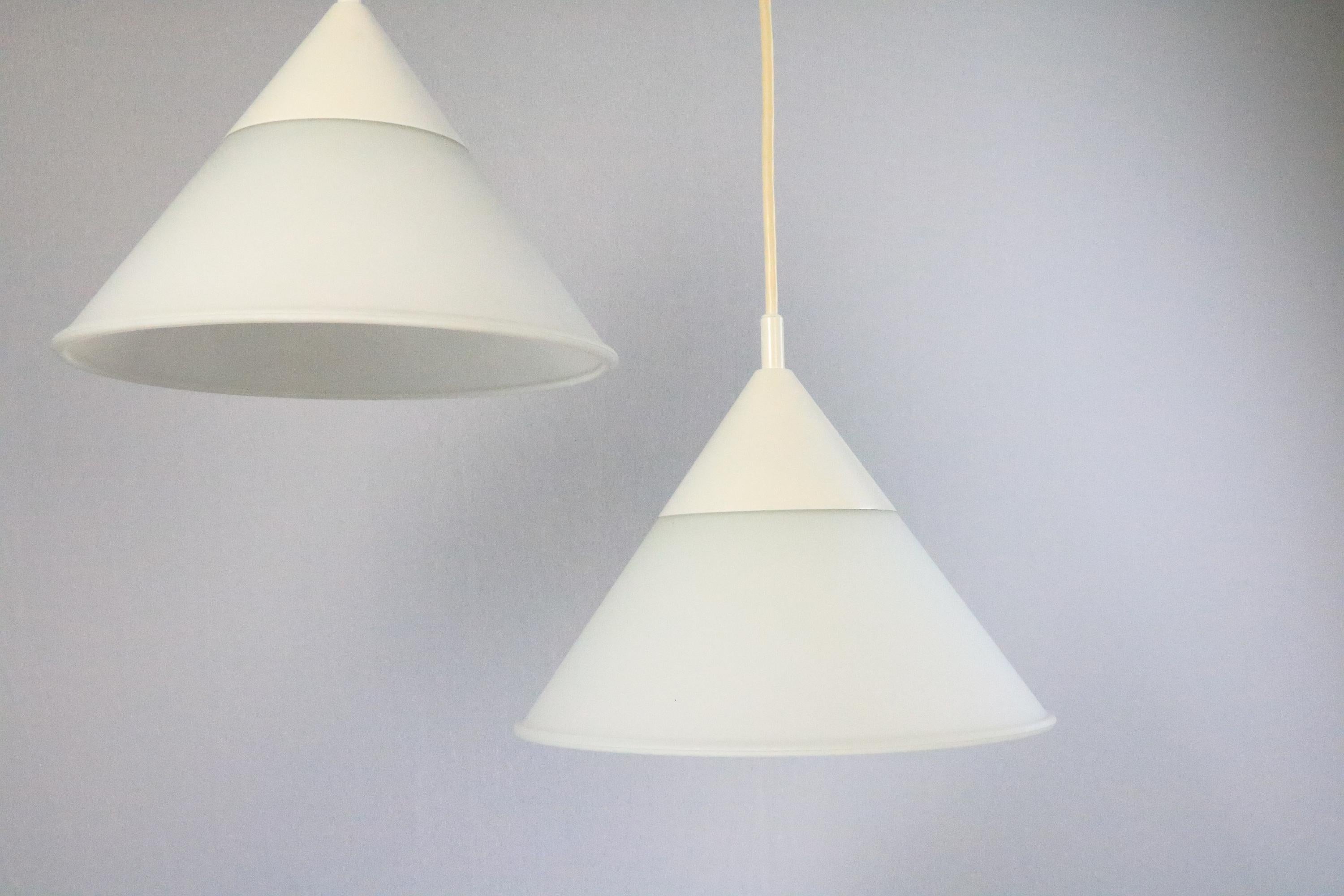 Mid-Century moderno Set di 2 lampade a sospensione tedesche di Limburg, vetro smerigliato, anni '70 in vendita