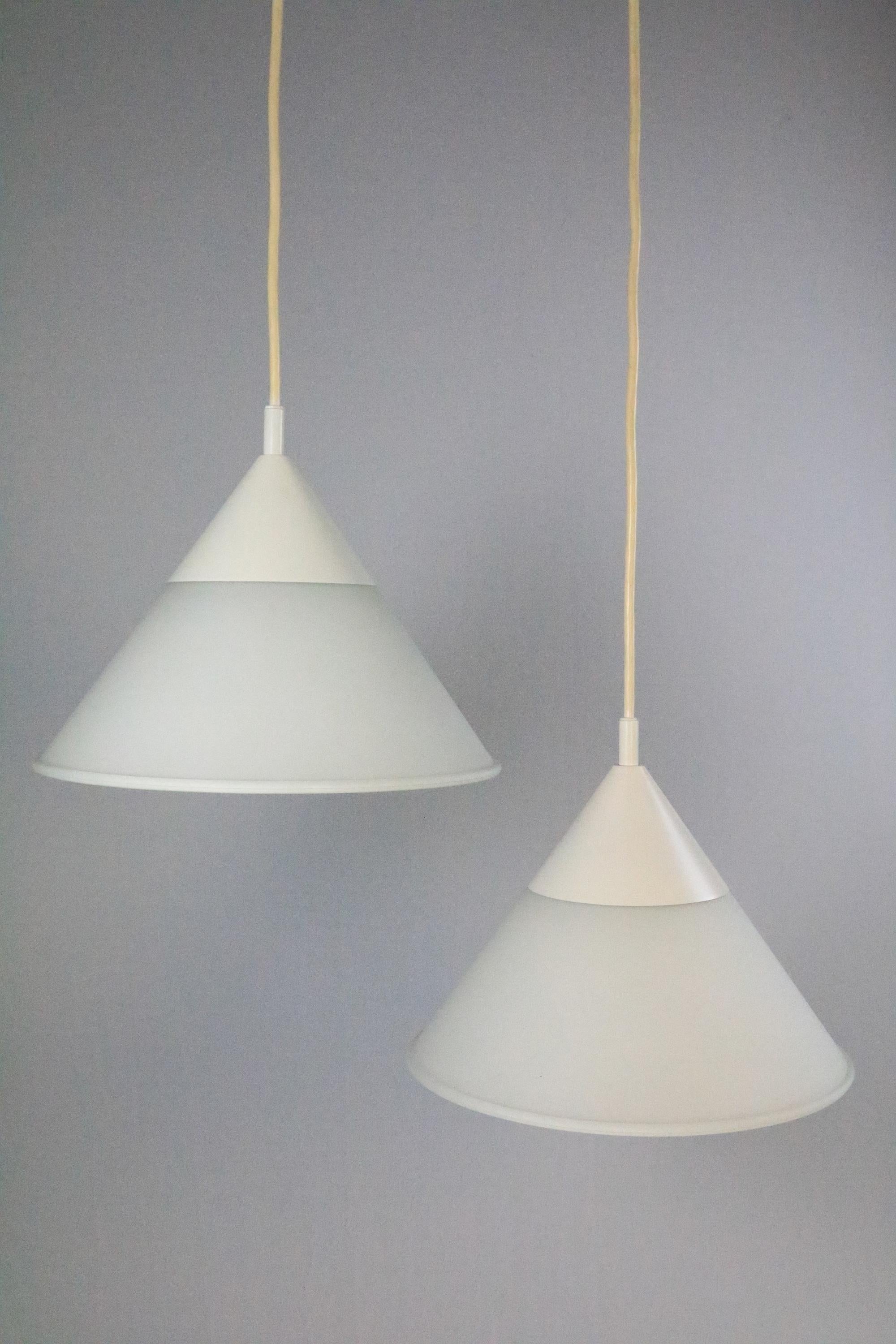Tedesco Set di 2 lampade a sospensione tedesche di Limburg, vetro smerigliato, anni '70 in vendita