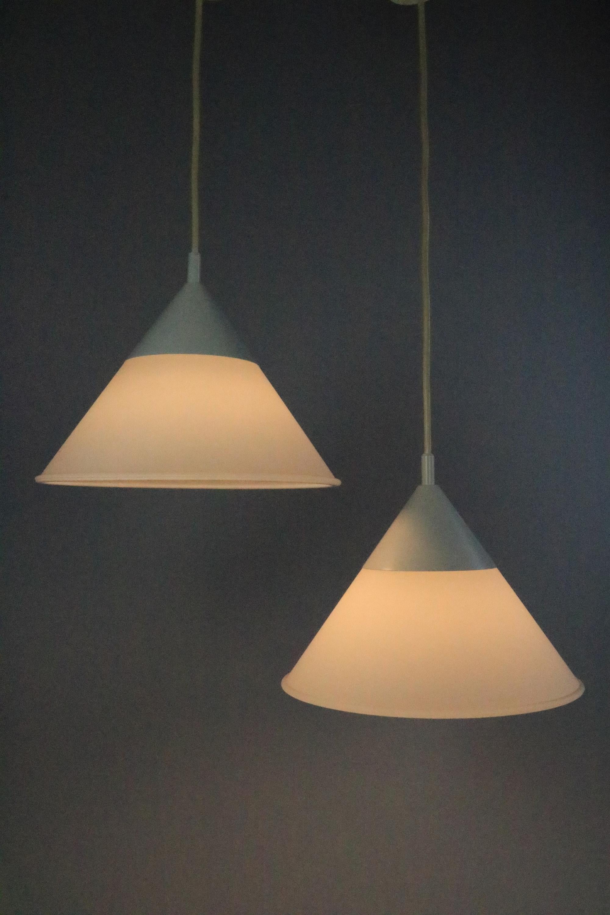 Fine XX secolo Set di 2 lampade a sospensione tedesche di Limburg, vetro smerigliato, anni '70 in vendita