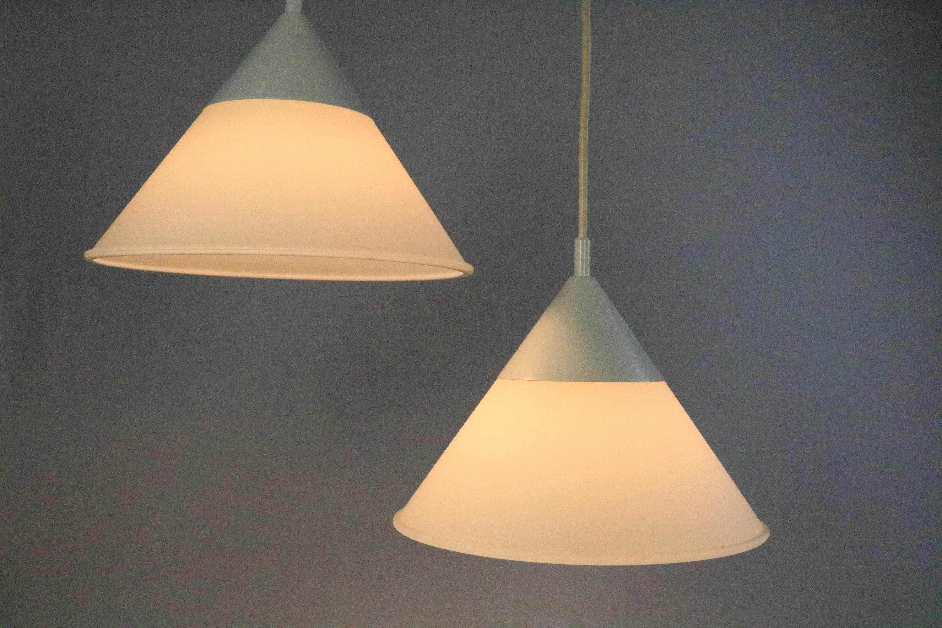 Metallo Set di 2 lampade a sospensione tedesche di Limburg, vetro smerigliato, anni '70 in vendita