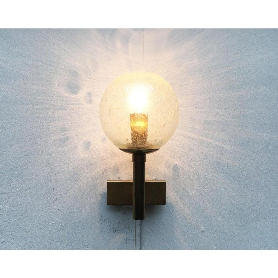Applique tedesche di metà secolo in ottone e vetro di Doria Leuchten, set di 2, in ottime condizioni. Progettato tra il 1960 e il 1969 Questo pezzo ha un marchio di attribuzione.
Fino a 250V (standard Europa/Regno Unito).Il cablaggio di questo