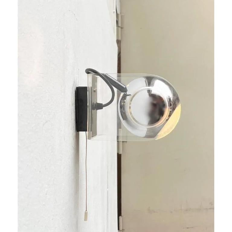 Dos apliques de la Era Espacial con reflector de bola móvil.

El diseño se basa en el modelo 540 de Gino Sarfatti para Arteluce. Sin embargo, estos brillos me parecen de un fabricante alemán. Un soporte de acrílico transparente mantiene un reflector
