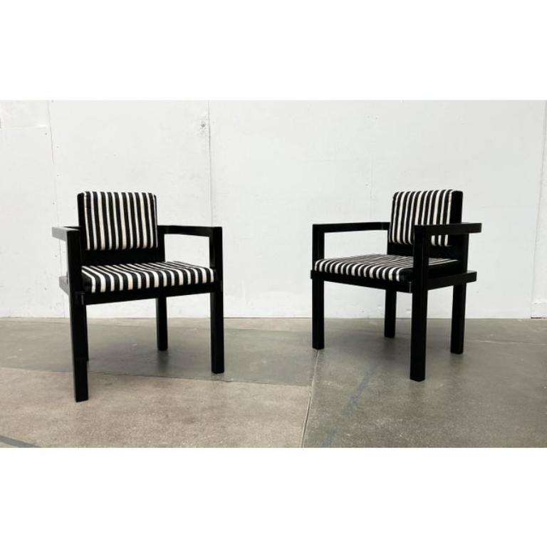 Chaises à accoudoirs D51 fagus du célèbre fabricant Tecta, basées sur un design de Walter Gropius datant des années 1920. Ici dans la version rare avec une sellerie rayée noire et blanche à motif Bauhaus.

Ce dessin a été créé pour le vestibule de