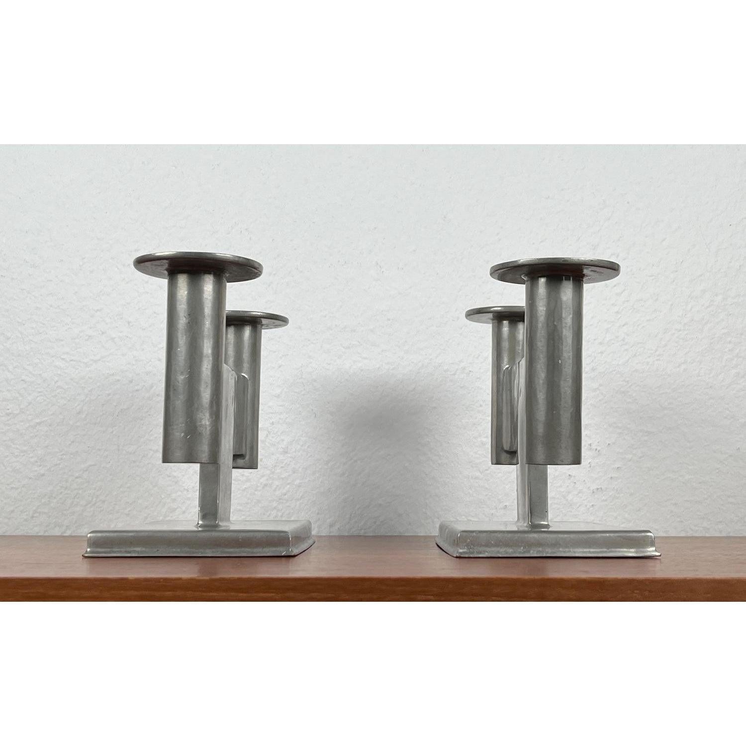 Tedesco Set di 2 portacandele minimalisti tedeschi in peltro modello 551 di Karl Raichle, anni '30 in vendita