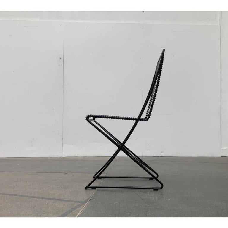 Two Original Till Behrens Crosschwinger bistro chairs in a particularly rare version in the color black.

Elegant design classic, the further development of the free vibrator. The chairs are made entirely of steel bars, which were extremely curved,