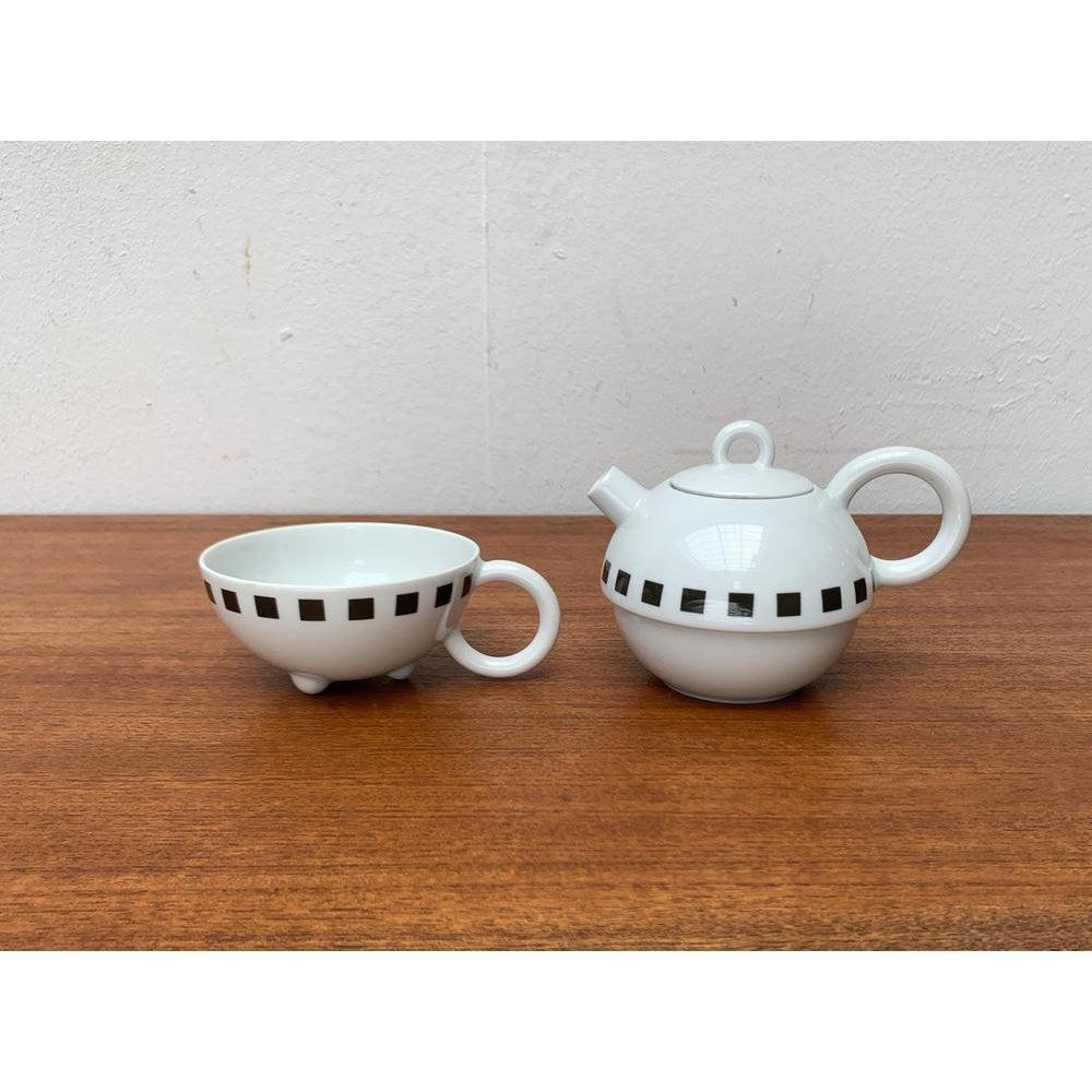 Teiera o caffettiera postmoderna tedesca della serie Fantasia con tazza di Matteo Thun per Arzberg, anni '80, set di 2, in ottime condizioni. Progettato dal 1980 al 1989 Questo pezzo ha un marchio di attribuzione.

Informazioni