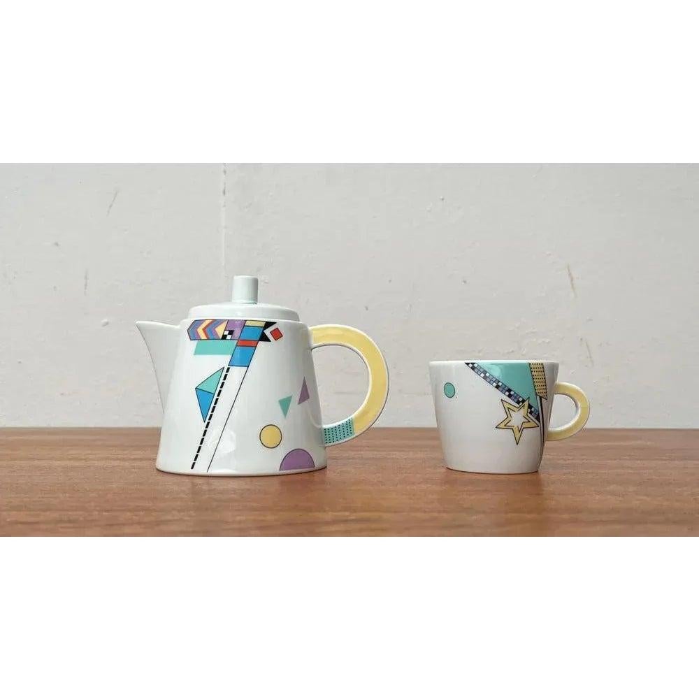 Deutsche Postmoderne VIP Collection Teekanne oder Kaffeekanne mit Tasse von Seltmann Weiden, 2er Set, in sehr gutem Zustand. Entworfen 1980 bis 1989 Dieses Stück hat eine Zuordnungsmarke.

Zusätzliche Informationen:
MATERIALIEN: Keramik
Farbe: