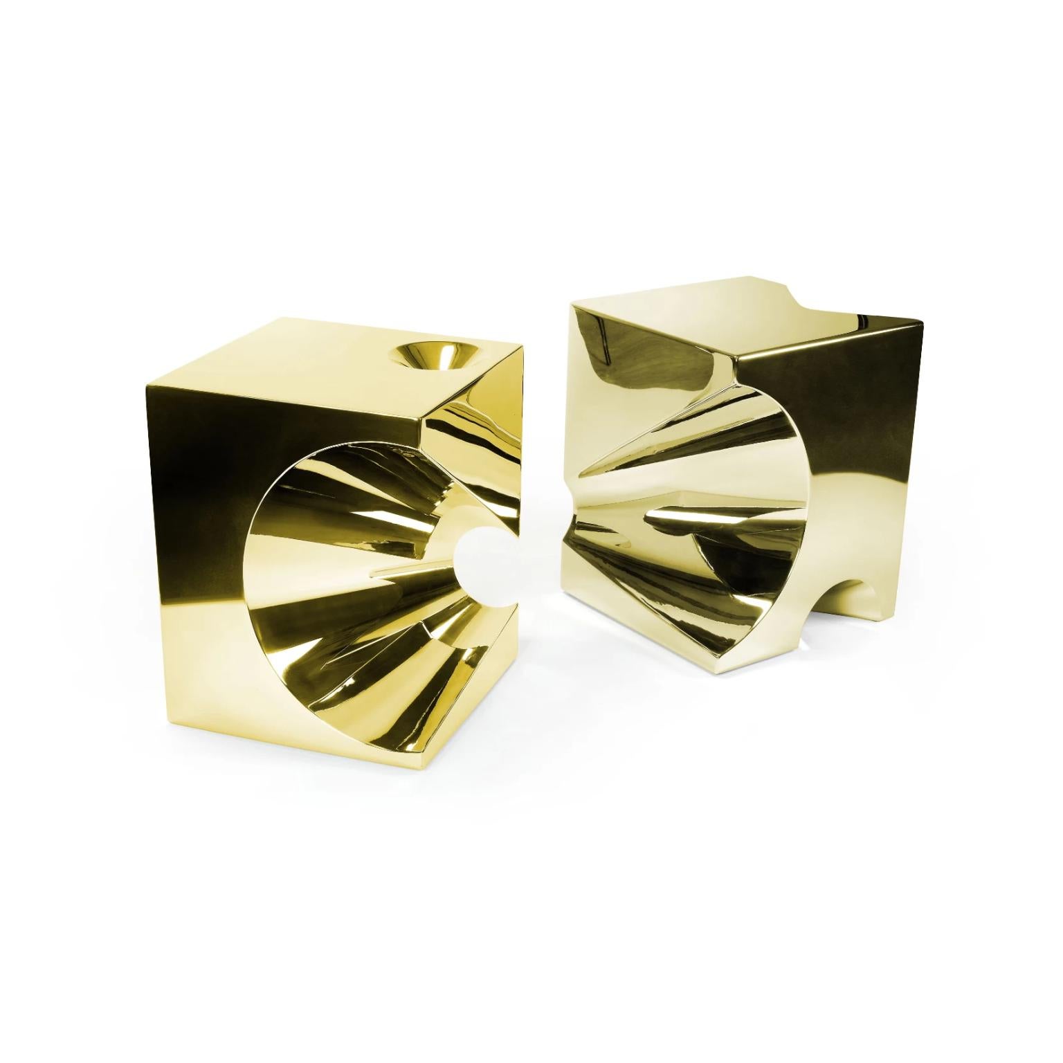 Juego de 2 ¡Piérdete! Mesas auxiliares C4 y C5 de acero dorado by Barberini & Gunnell
Edición limitada de 12 + 2 AP + 1 p.
Dimensiones: P 45 x An 45 x Al 57 cm. 
Materiales: Acero inoxidable dorado.

Edición limitada, firmada y numerada por los