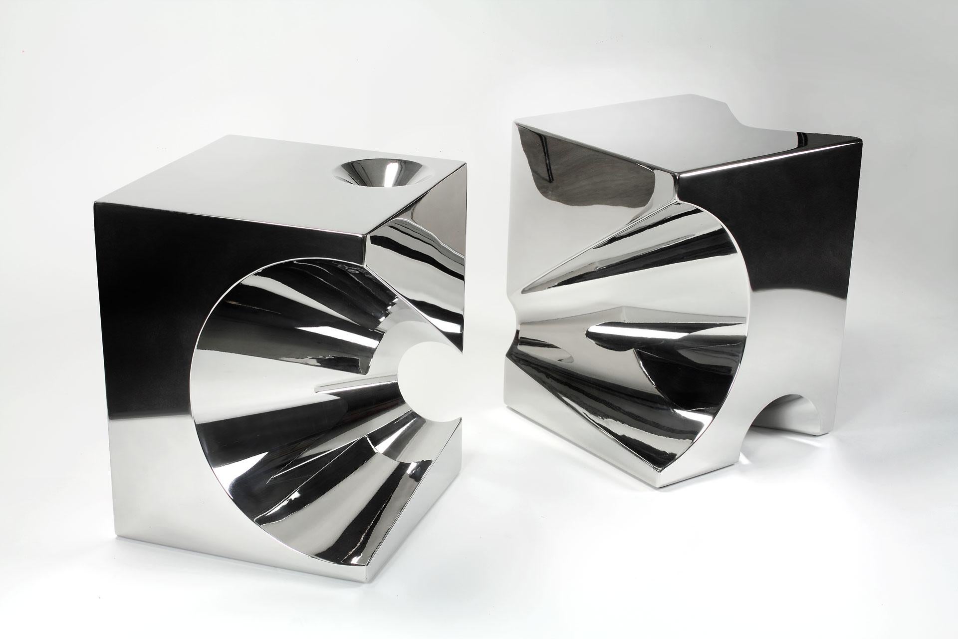 Set de 2 Get Lost ! Tables d'appoint C4 & C5 en acier inoxydable par Barberini & Gunnell
Édition limitée à 12 exemplaires + 2 AP + 1 p.
Dimensions : D 45 x L 45 x H 57 cm. 
MATERIAL : Acier inoxydable poli miroir.

Édition limitée, signée et