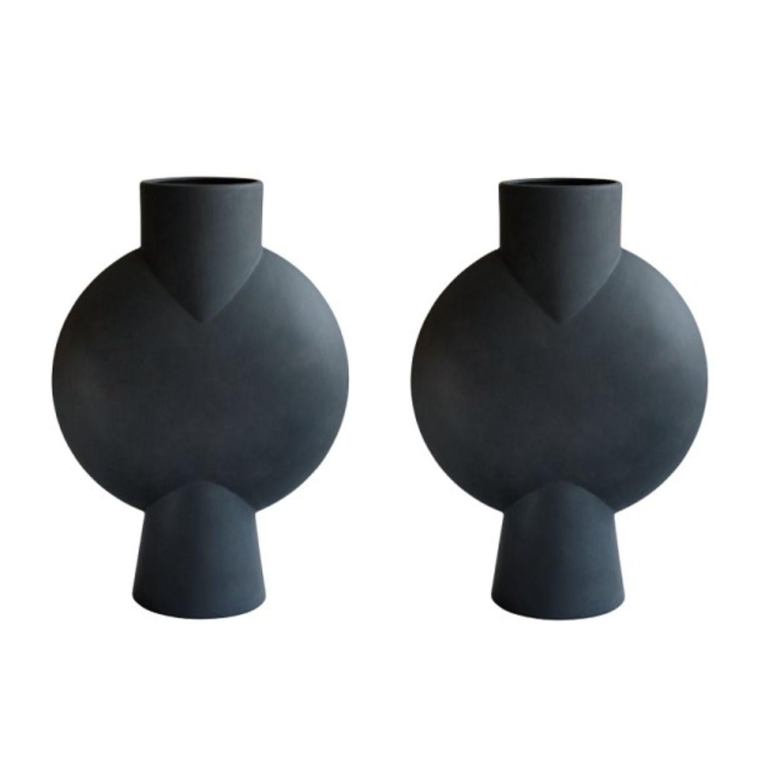 Set of 2 giant sphere vases bubl by 101 Copenhagen.
Designed by Kristian Sofus Hansen & Tommy Hyldahl.
Dimensions: L75 / W33 / H100 cm.
Materials: ceramic.

The Sphere collection celebrates unique silhouettes and textures that makes an impact