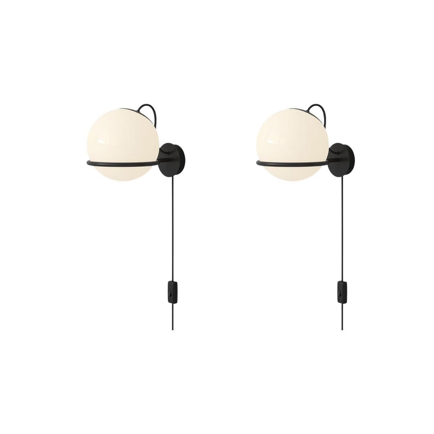 2er-Set Modell 238/1 mit Schalter
Entwurf von Gino Sarfatti

Technische Daten Modell 238/1
Typologie Wand
MATERIALIEN: Opalglas-Diffusor, Stahlstruktur
Abmessungen: B 200 x T 300 x H 210mm
Diffusor-Durchmesser Ø 200mm
Gewicht 1,55 kg
Leuchtmittel 1