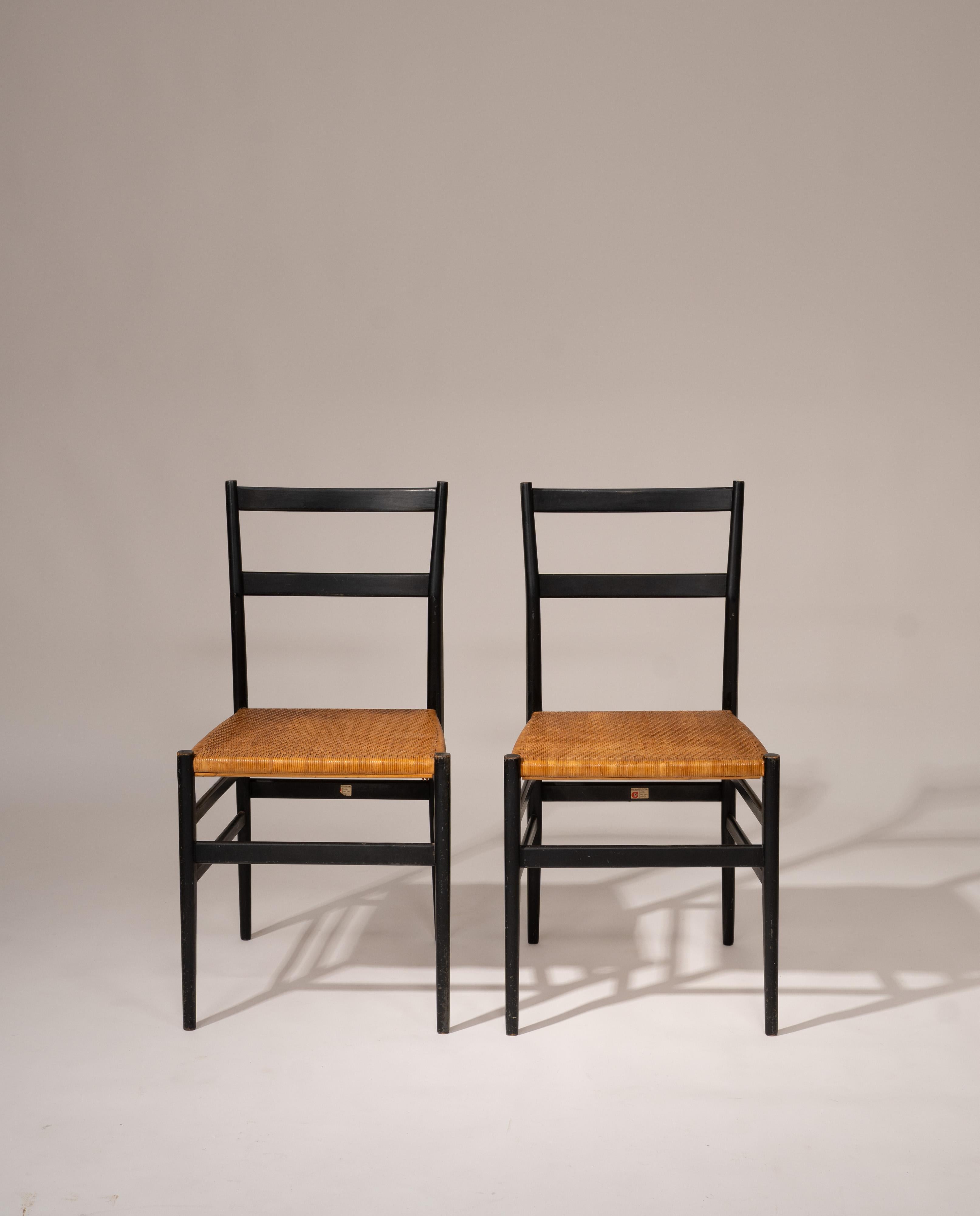 Set of 2 Gio Ponti “Superleggera” Chairs for Cassina, Italy, 1957 (Holzarbeit) im Angebot