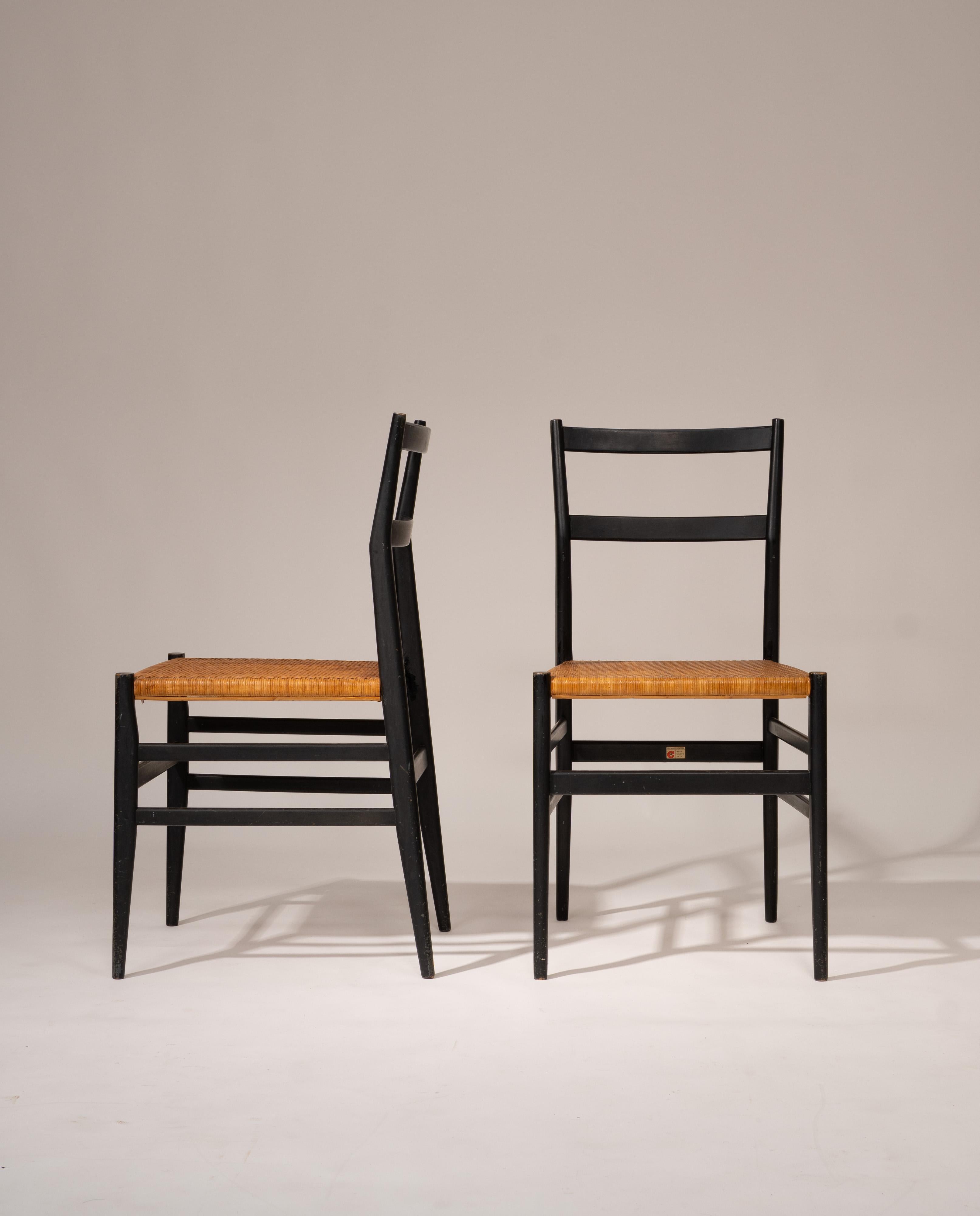 Set of 2 Gio Ponti “Superleggera” Chairs for Cassina, Italy, 1957 (Stroh) im Angebot