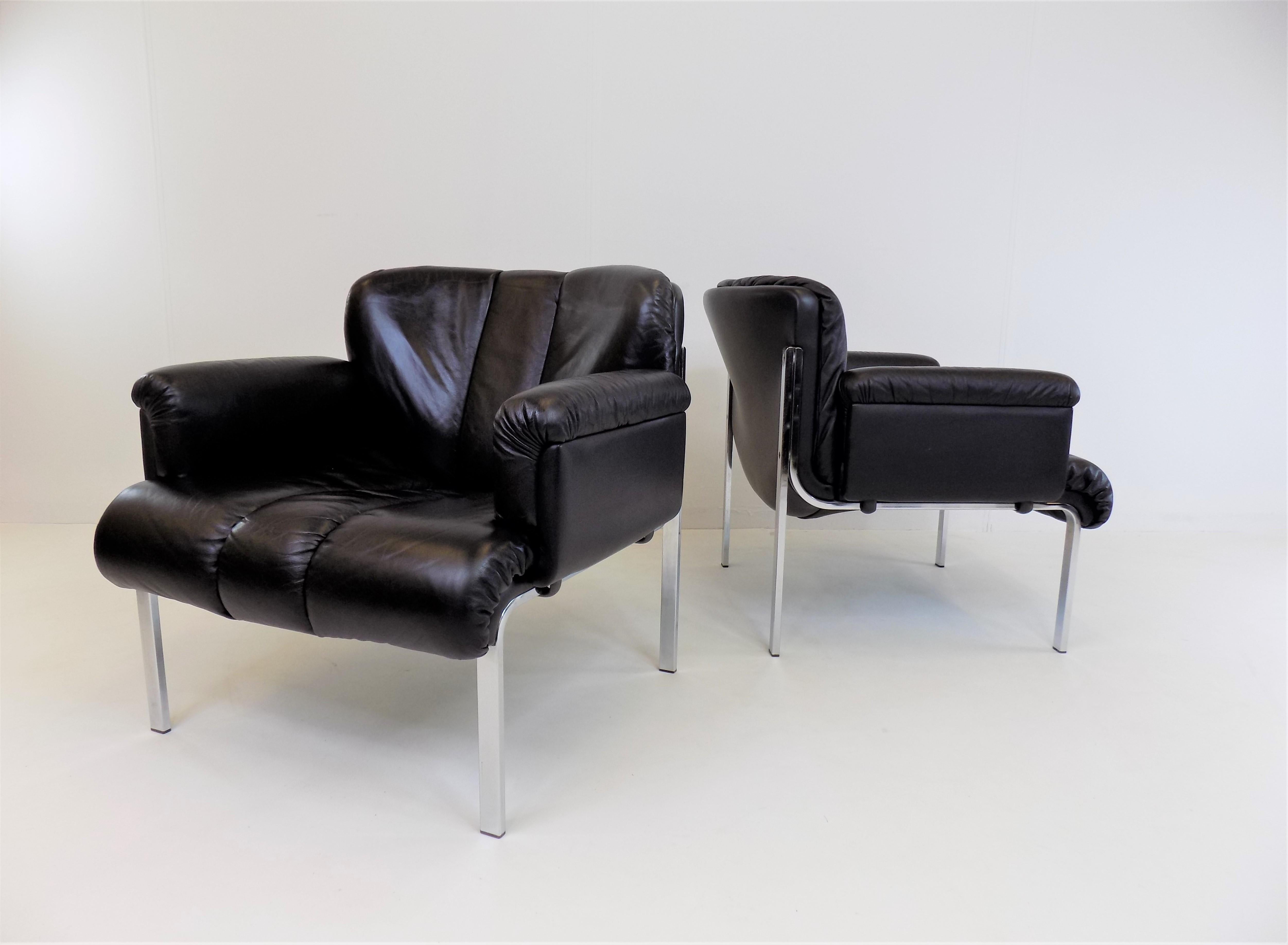 This set of 2 Girsberger Eurochairs in black leather is in almost new condition. The leather is soft and shows hardly any signs of wear. The chrome frame of the armchair has its full shine and shows no damage. The Eurochair was designed by