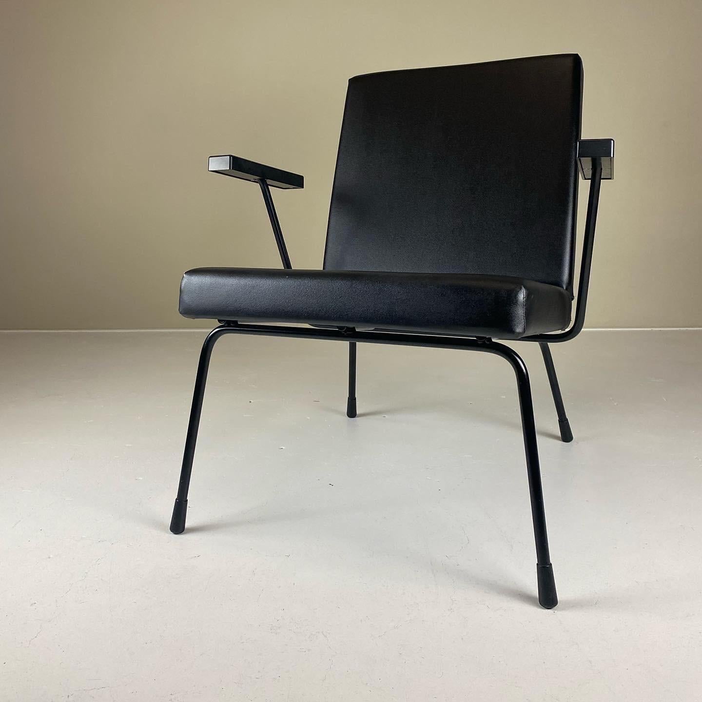 Dieser Sessel 1407 wurde 1954 als erschwinglicher Sessel für niederländische Haushalte eingeführt und ist seitdem ein Designklassiker. Er wurde von Wim Rietveld (Sohn von Gerrit Rietveld) und Andre Cordemeyer für den niederländischen Hersteller