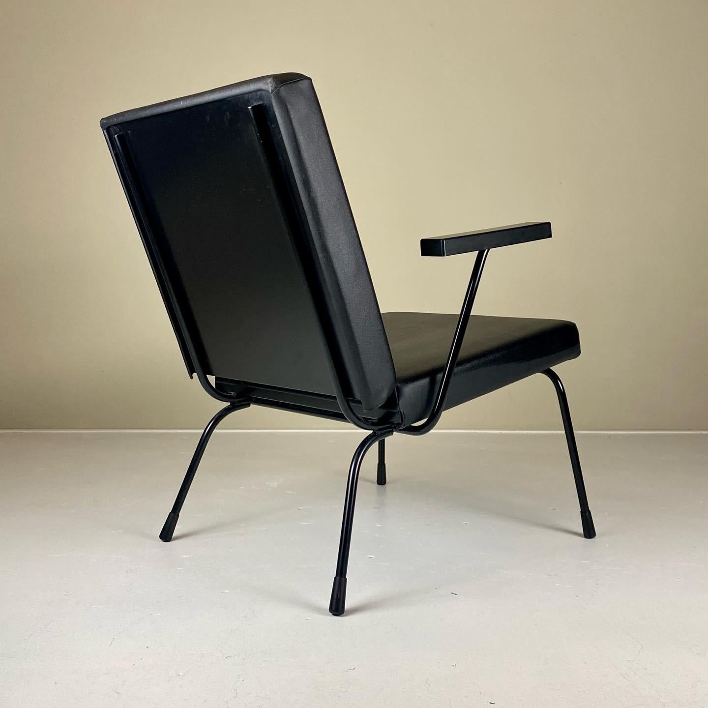 Mid-20th Century Set of 2 Gispen 1407 Armchairs in Vinyl by Wim Rietveld & Andre Cordemeyer For Sale