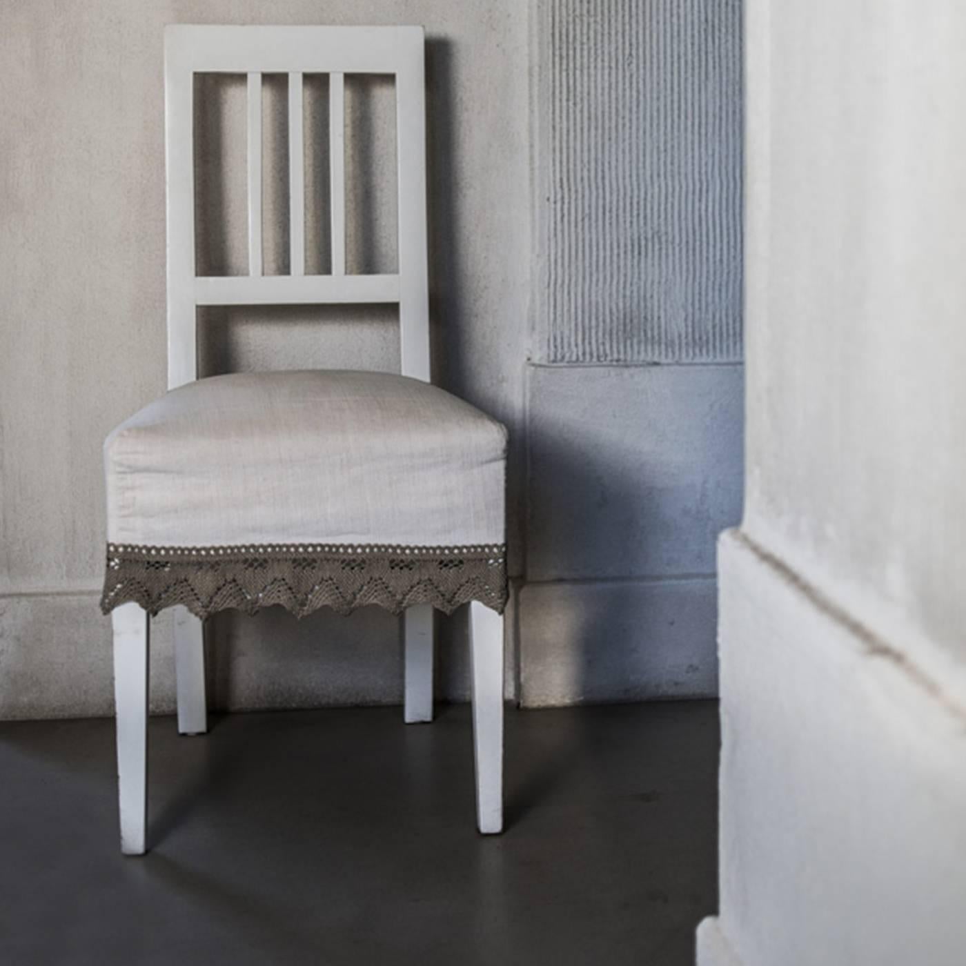 Elegant and sophisticated this set of four chairs is a modern interpretation of the traditional Silhouette and charming designs of the end of the 19th century. Its simple structure was made entirely of beechwood and varnished in white with a brush