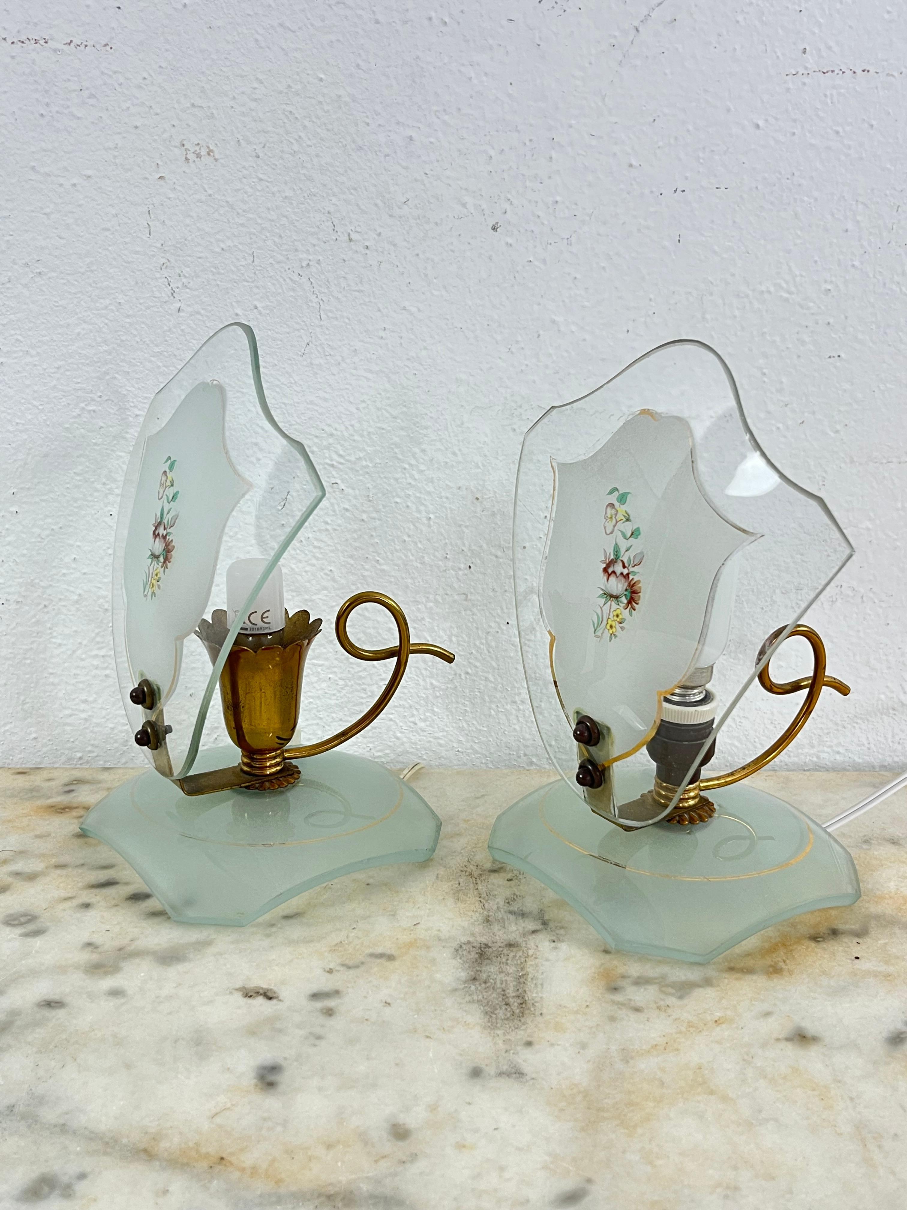 Ensemble de 2 lampes de chevet en verre et laiton décoré, dans le style de Pietro Chiesa, années 1950
Verre vert Nil décoré, structure en laiton, lampes E14. Bon état