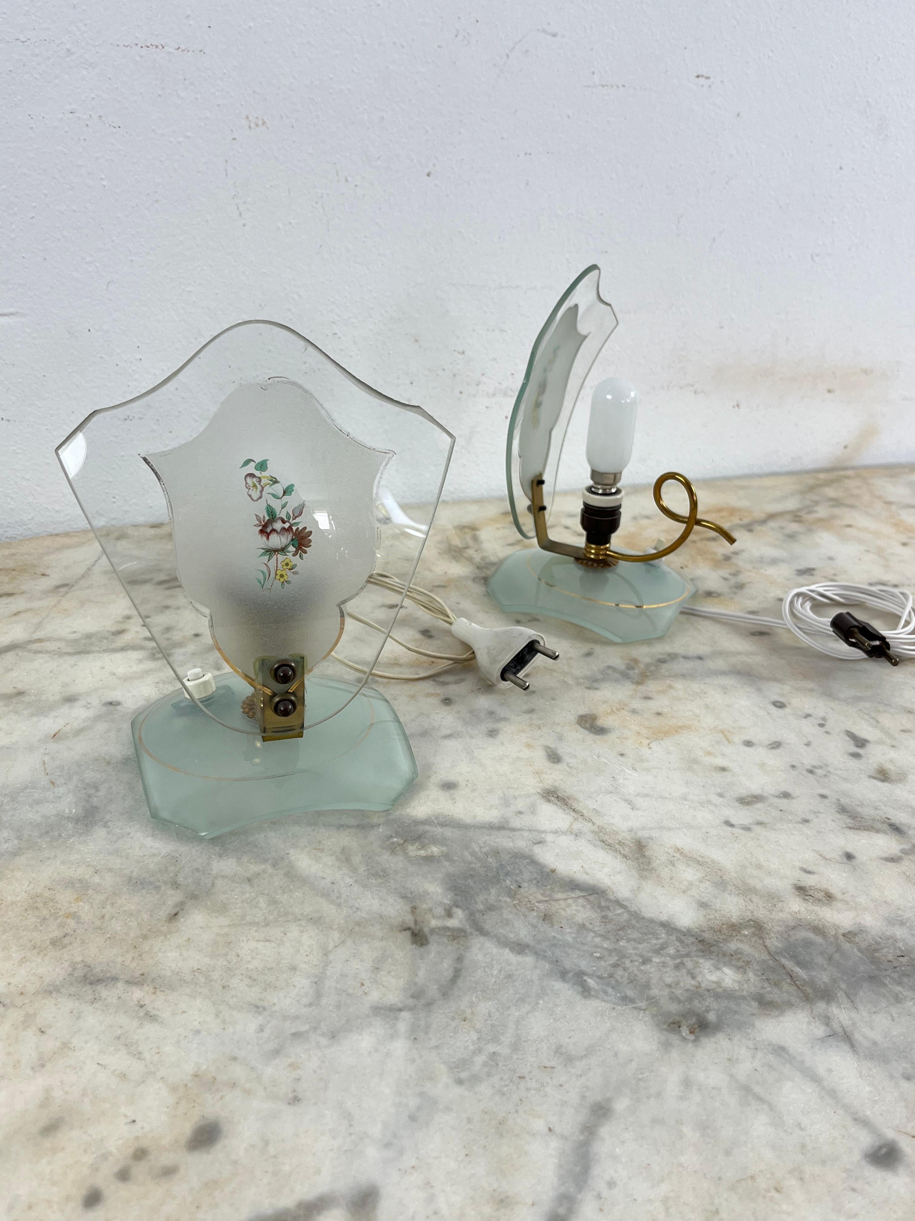 Milieu du XXe siècle Ensemble de 2 lampes de chevet en verre et laiton, dans le style de Pietro Chiesa, années 1950 en vente
