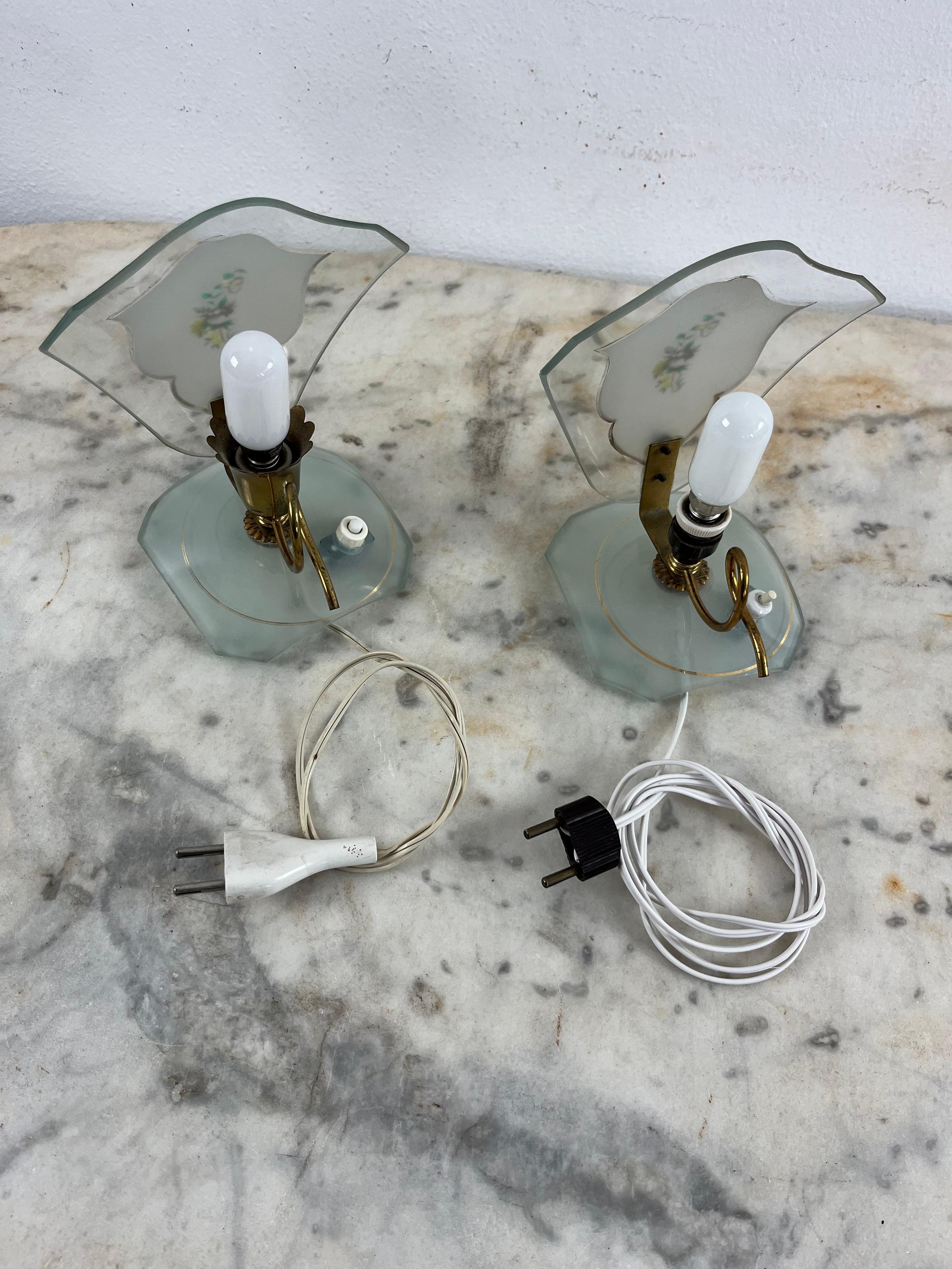 Laiton Ensemble de 2 lampes de chevet en verre et laiton, dans le style de Pietro Chiesa, années 1950 en vente