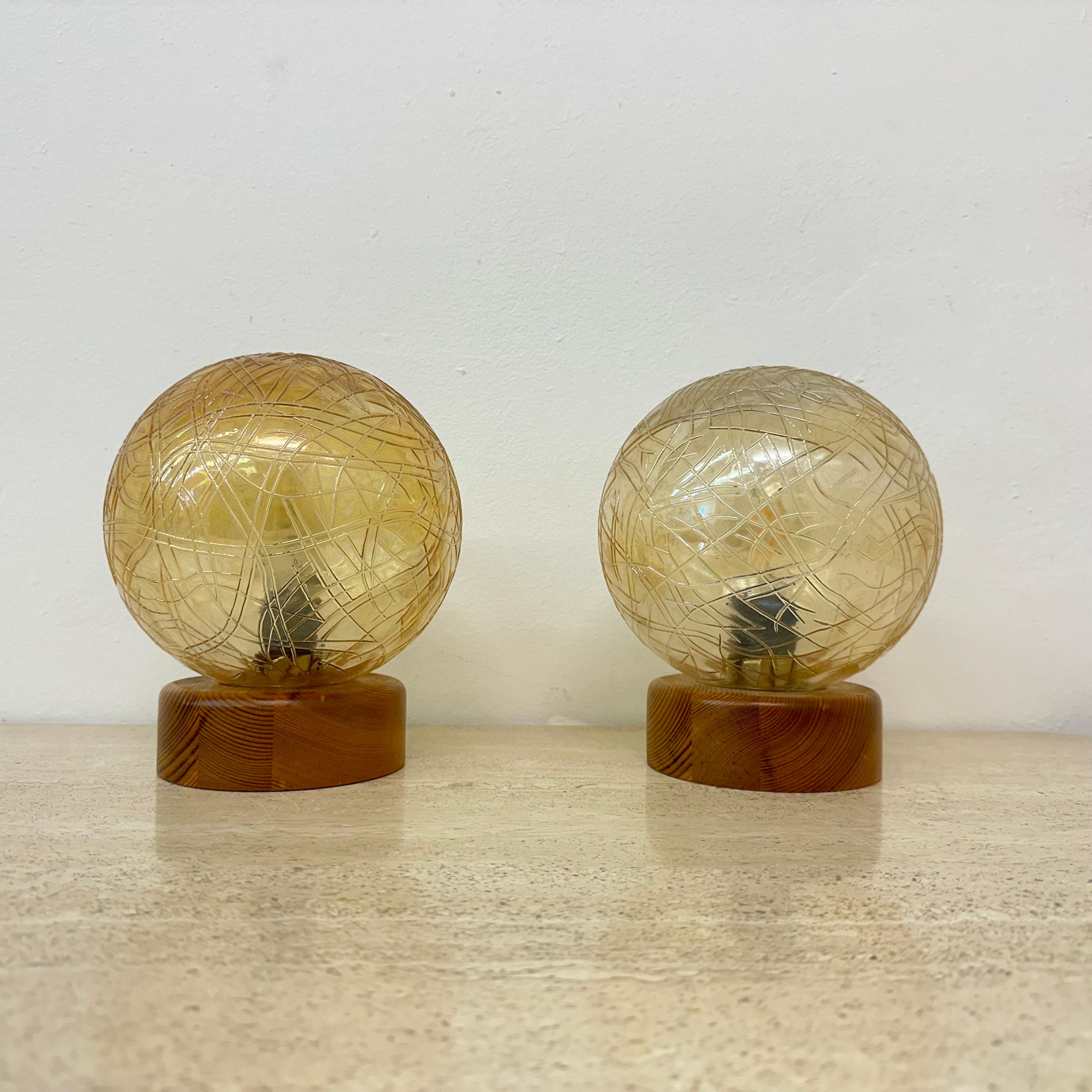 Ensemble de 2 lampes de table en verre et bois, années 1980 en vente 3