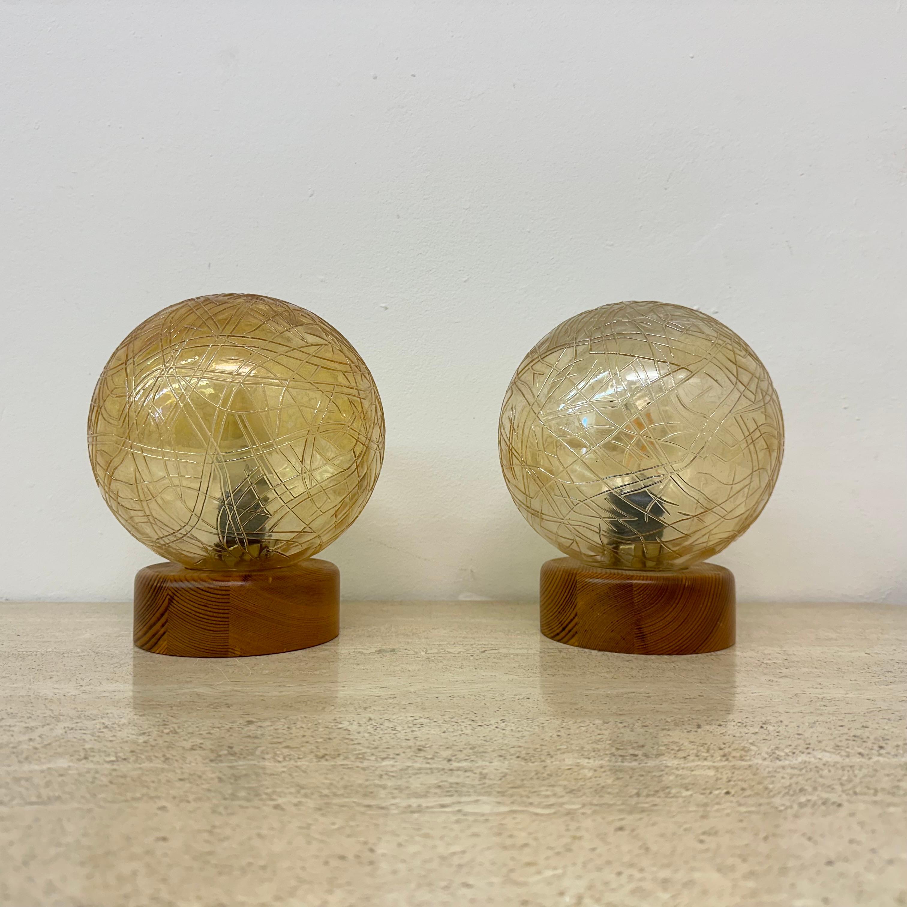 Ensemble de 2 lampes de table en verre et bois, années 1980 en vente 4