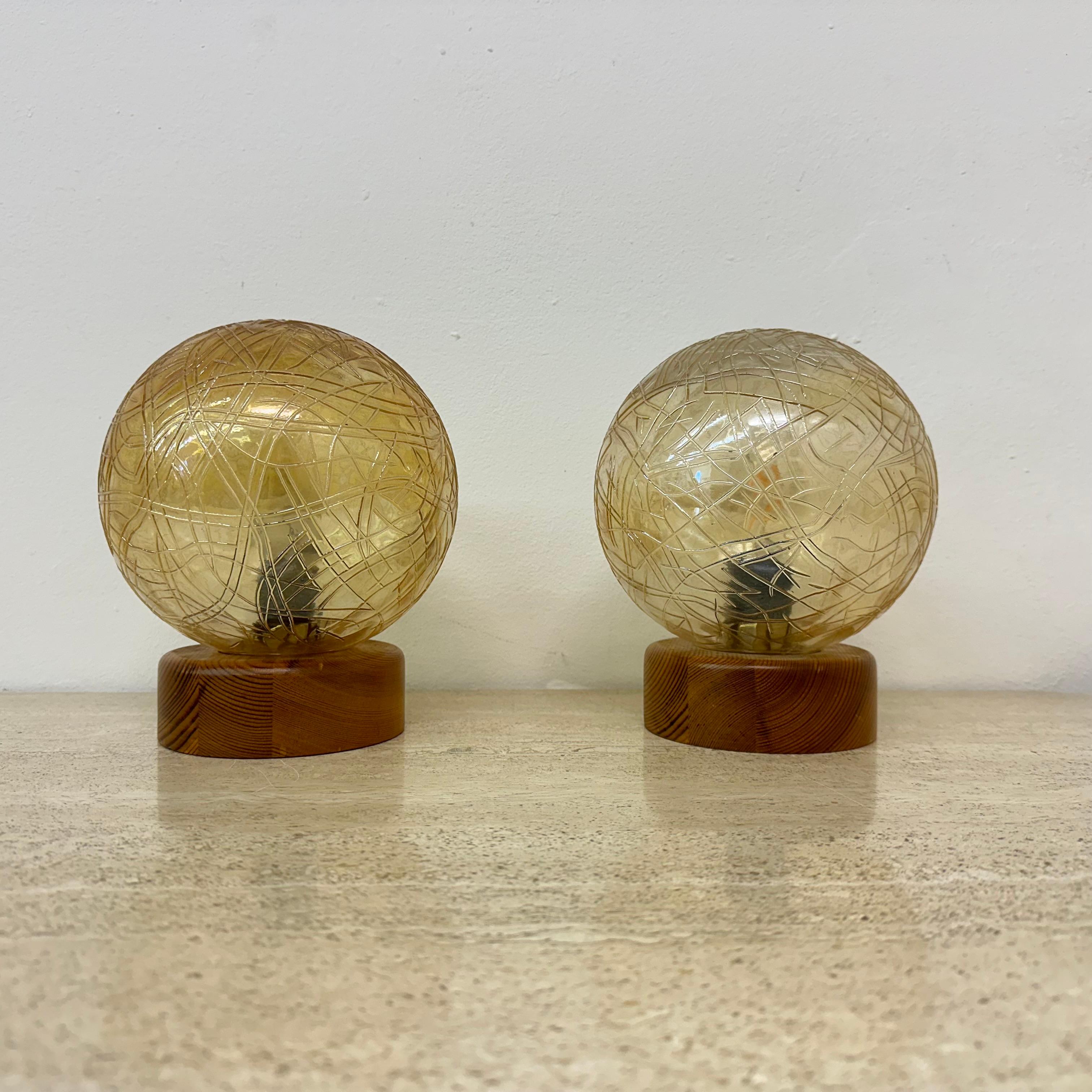Ensemble de 2 lampes de table en verre et bois, années 1980 en vente 5
