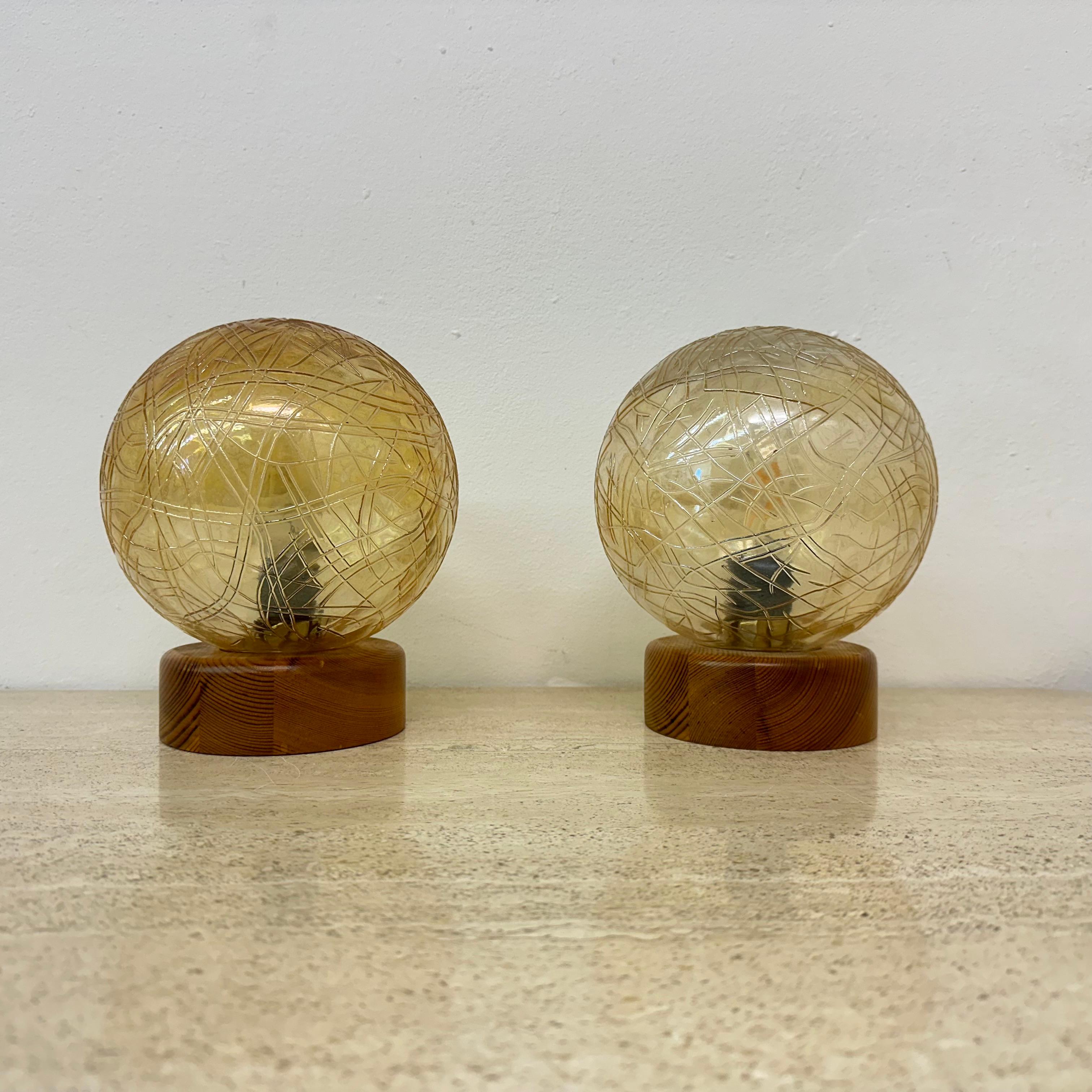 Ensemble de 2 lampes de table en verre et bois, années 1980 en vente 6