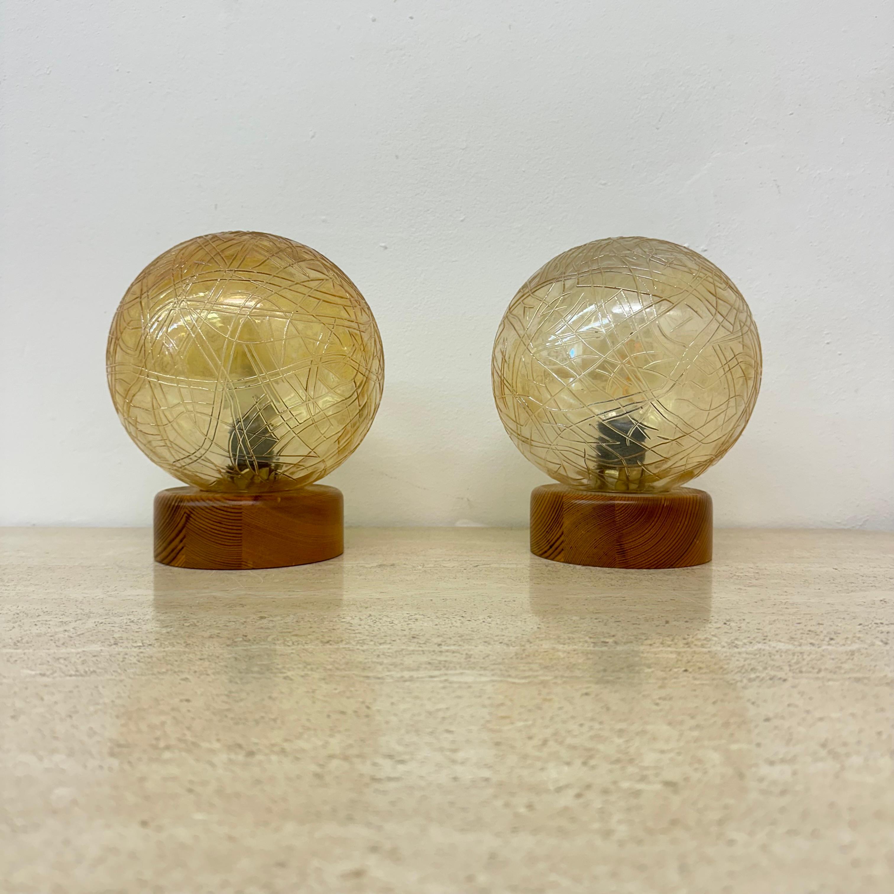 Ensemble de 2 lampes de table en verre et bois, années 1980 en vente 7