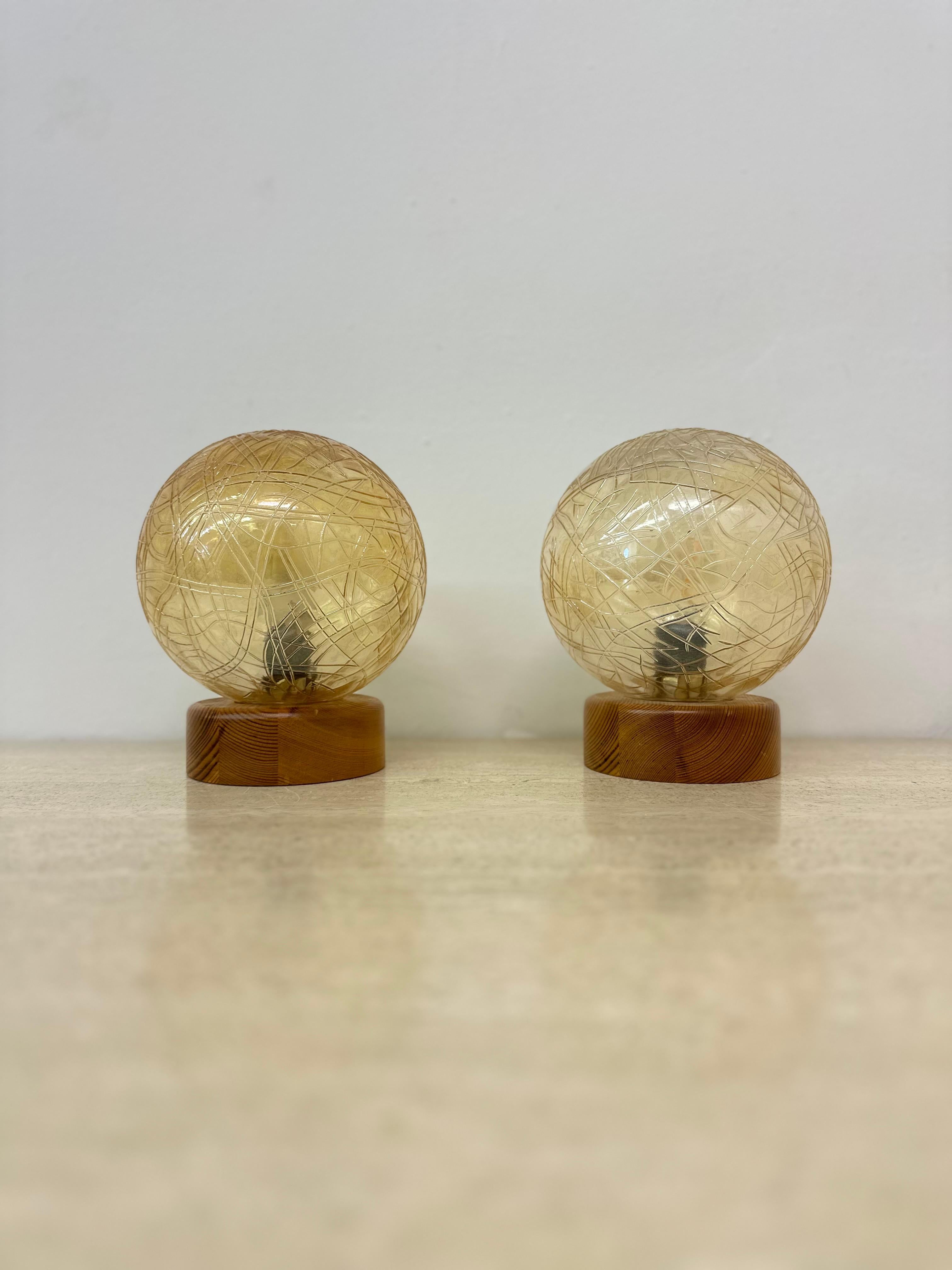 Ensemble de 2 lampes de table en verre et bois, années 1980 en vente 8