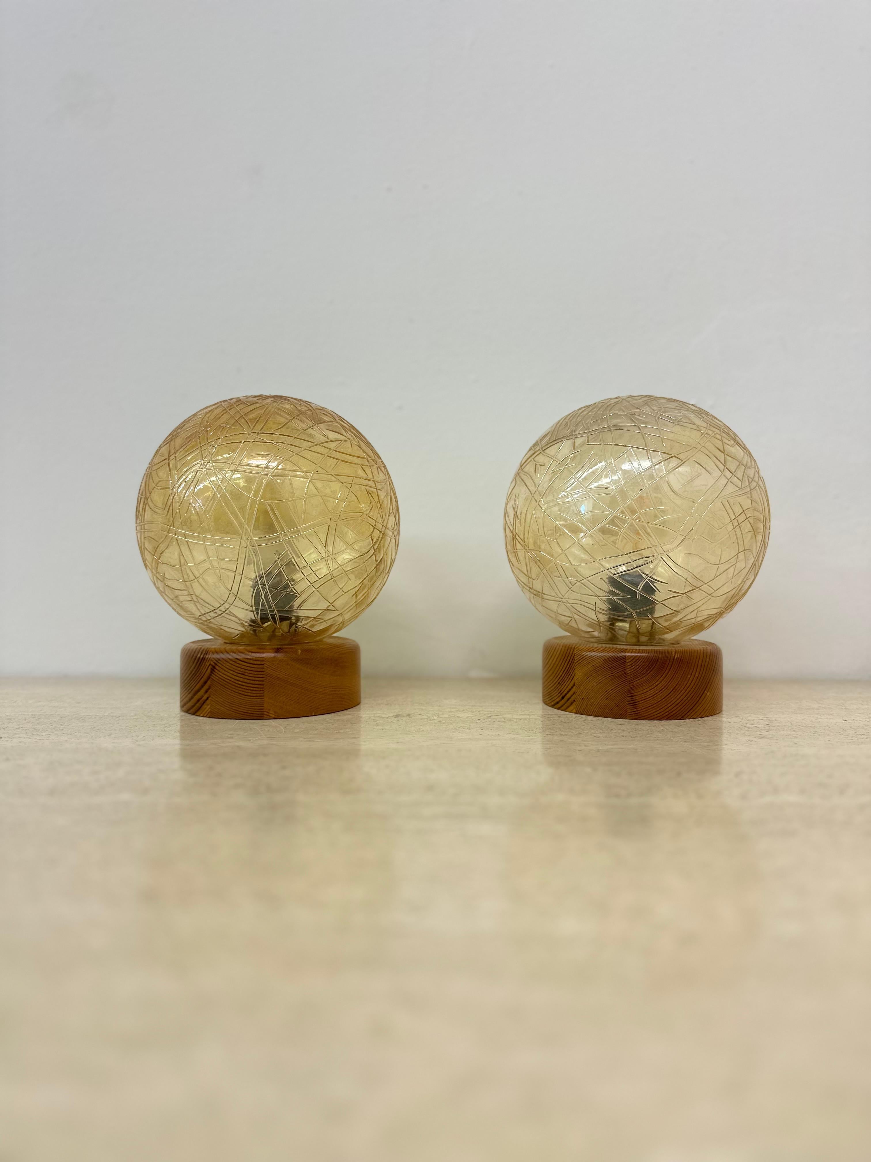 Ensemble de 2 lampes de table en verre et bois, années 1980 en vente 9